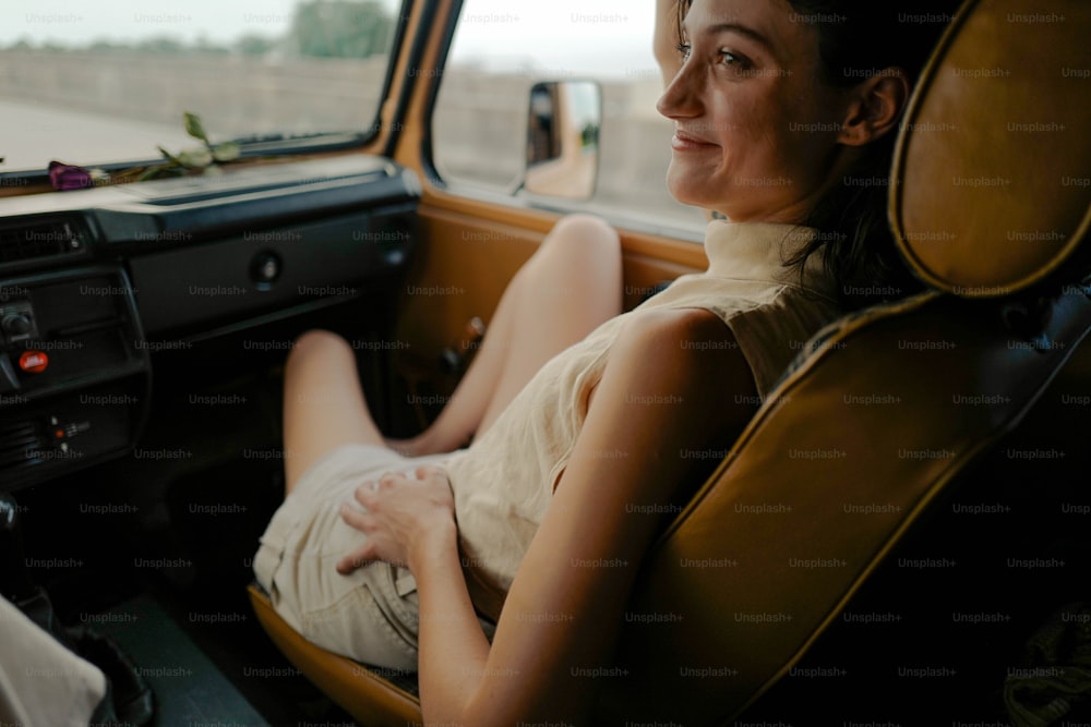 Una mujer sentada en un coche mirando por la ventana