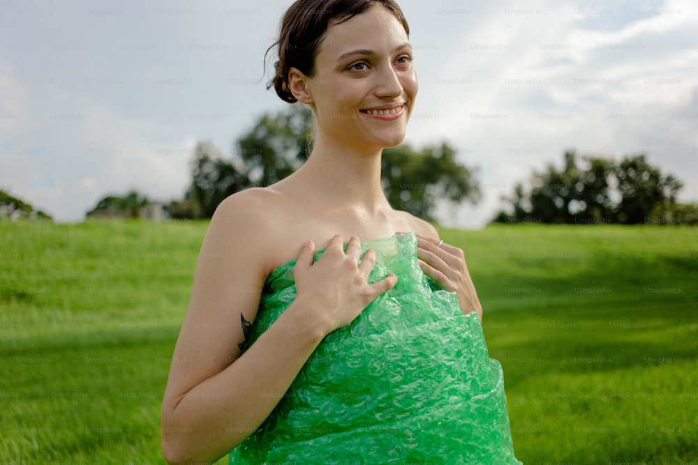들판에 서 있는 녹색 드레스를 입은 여자