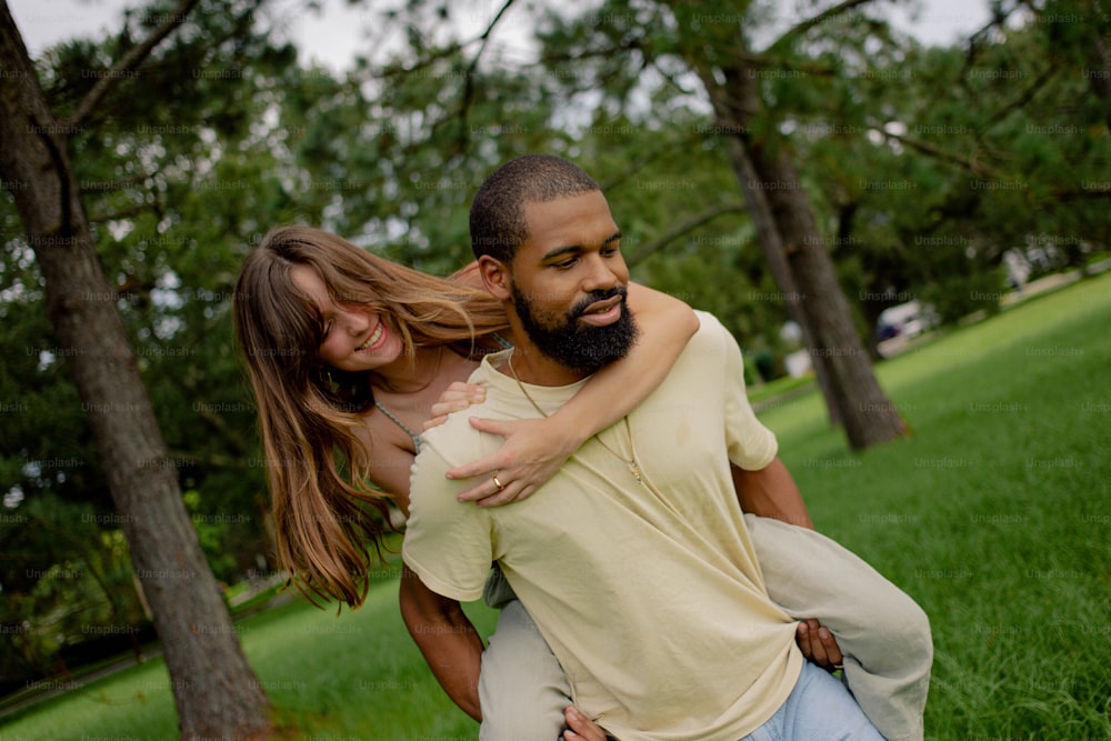 Un homme tenant une femme dans un parc