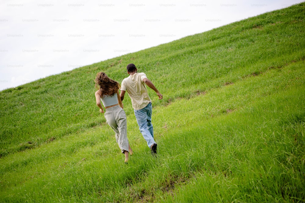 Un couple de personnes qui marchent dans l’herbe