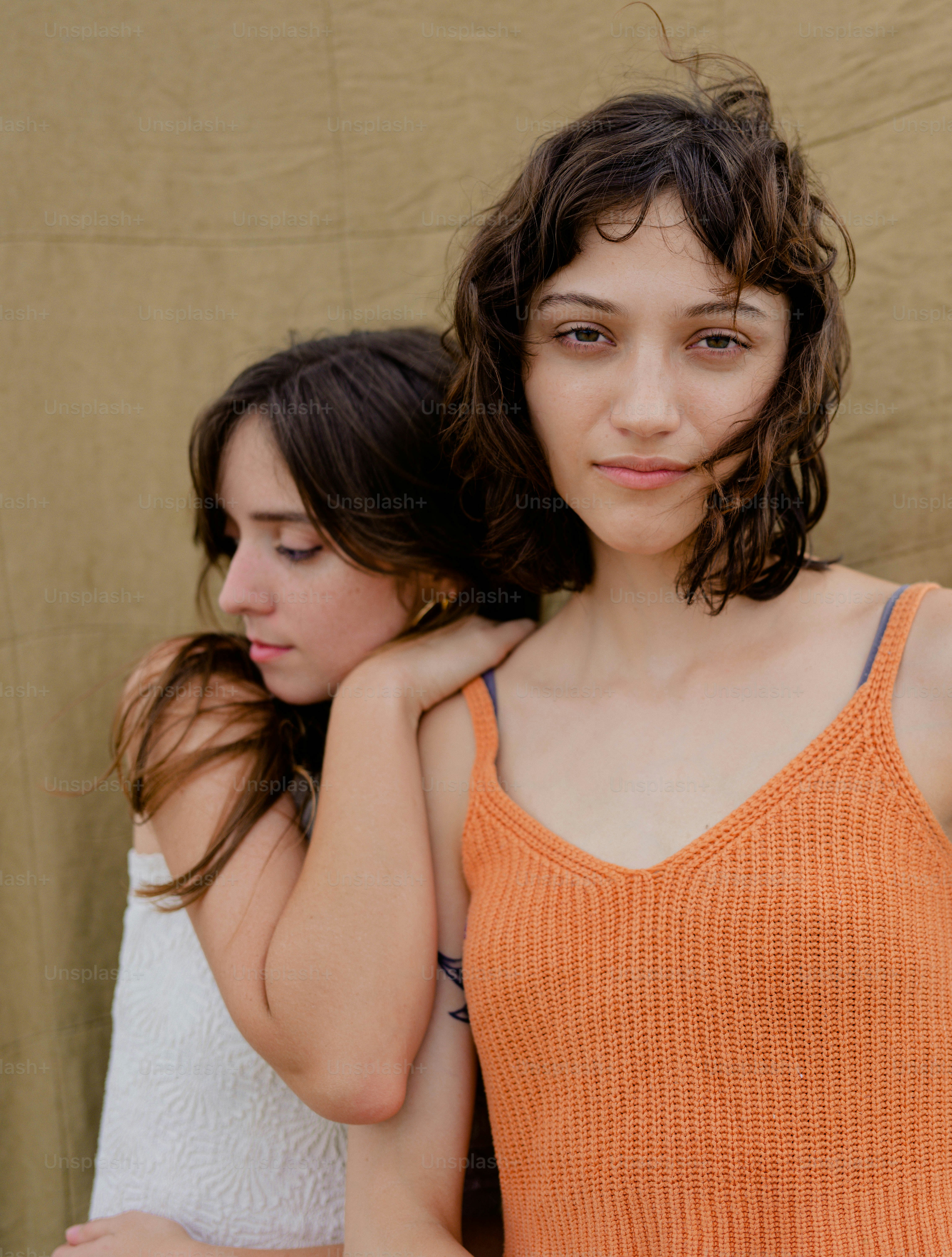 duas moças de pé uma ao lado da outra