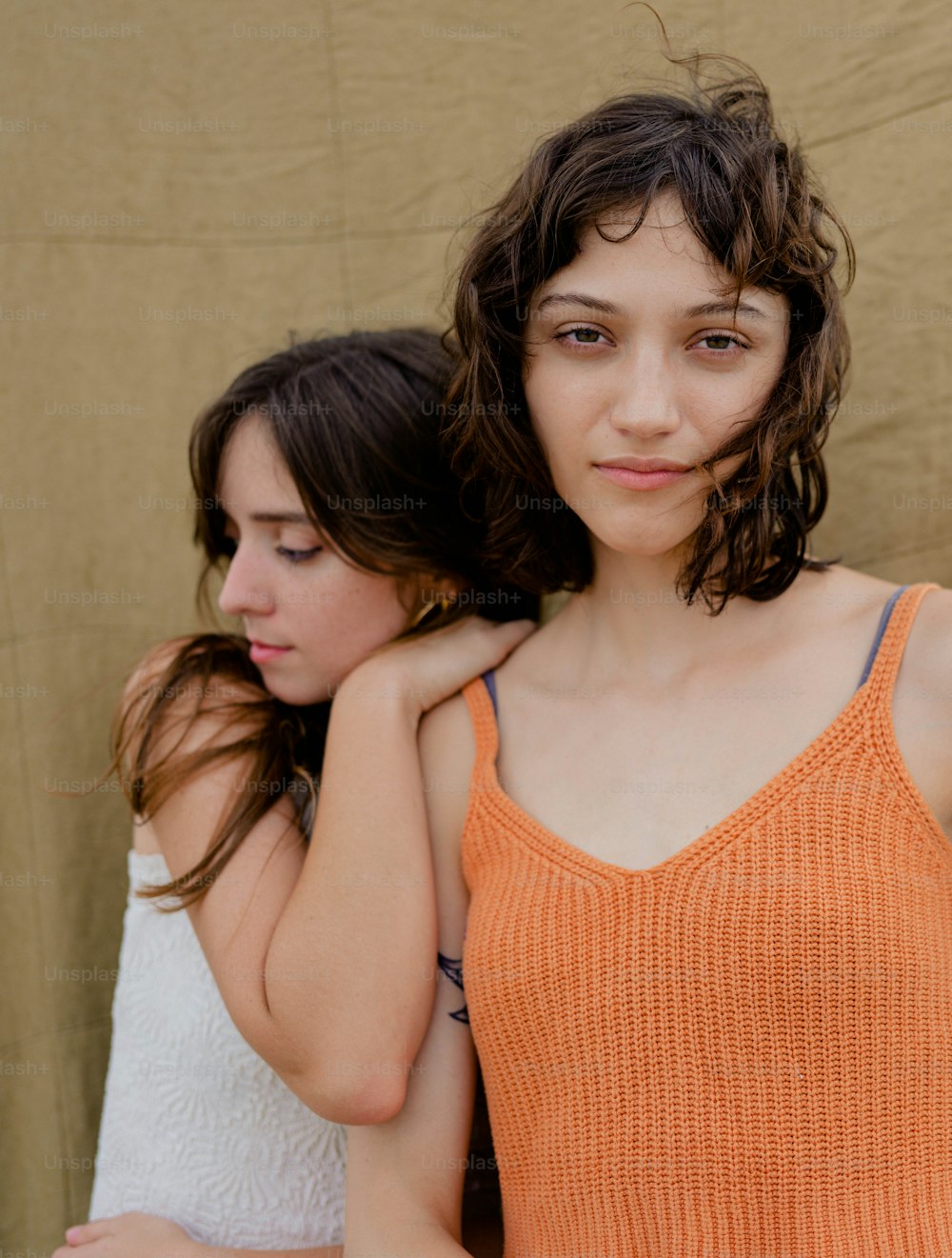 Zwei junge Frauen, die nebeneinander stehen