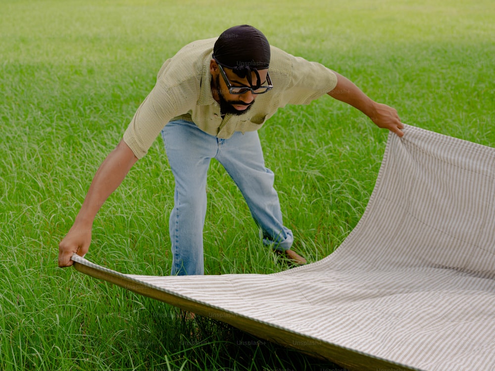 Un hombre en un campo con un trozo de tela