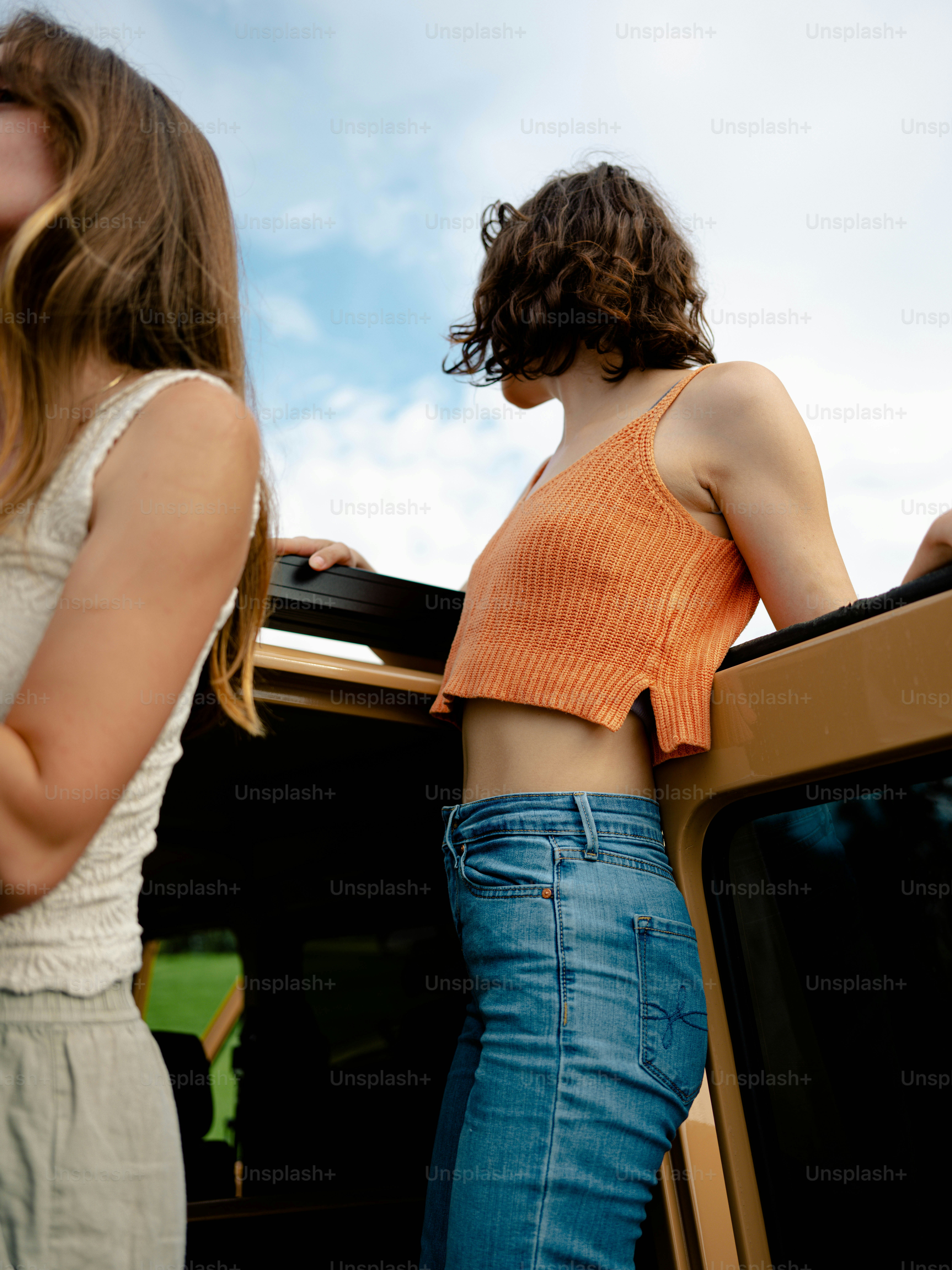 Due donne in piedi l'una accanto all'altra vicino a una TV