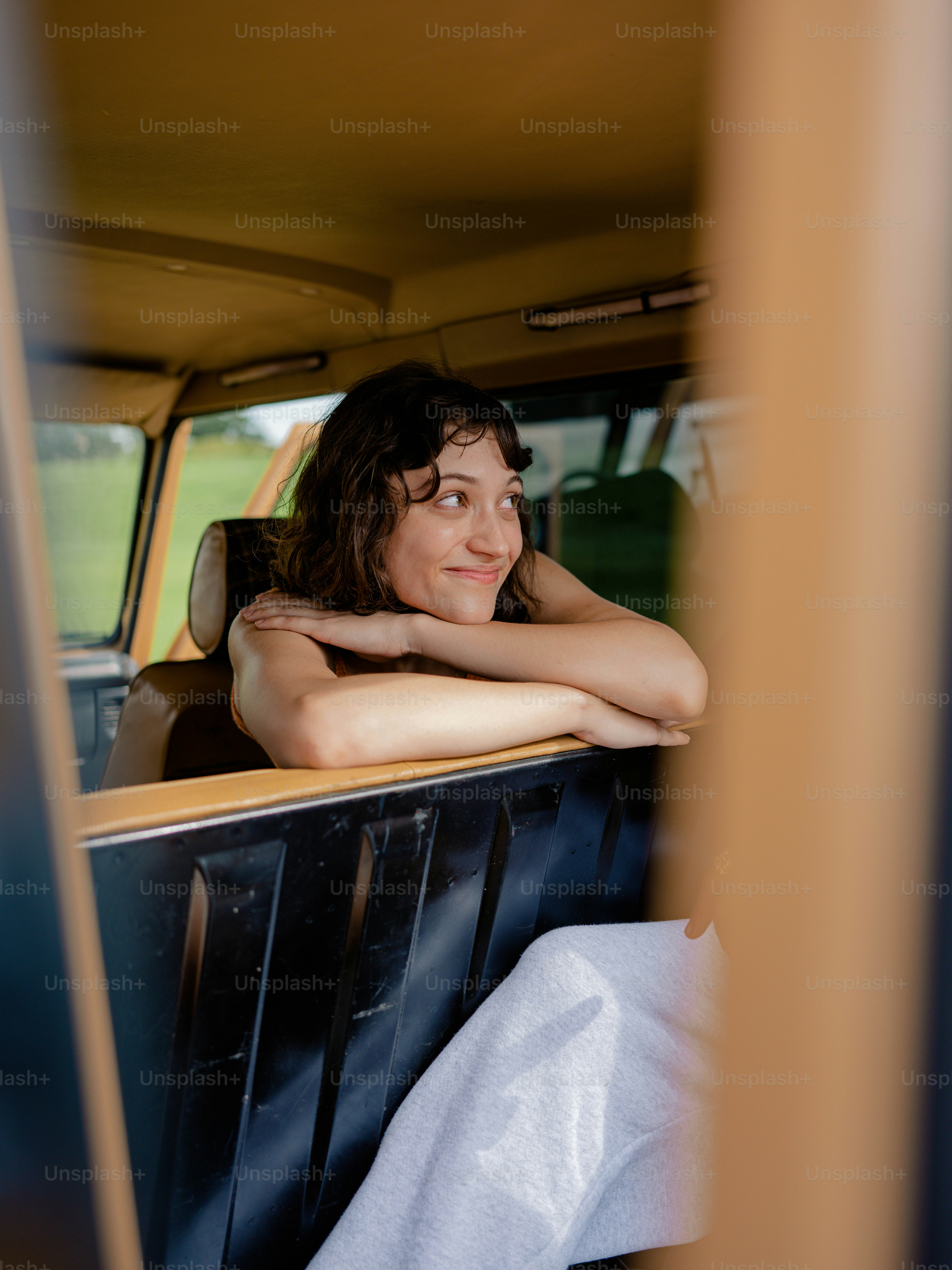 Eine Frau, die auf der Ladefläche eines Lastwagens sitzt