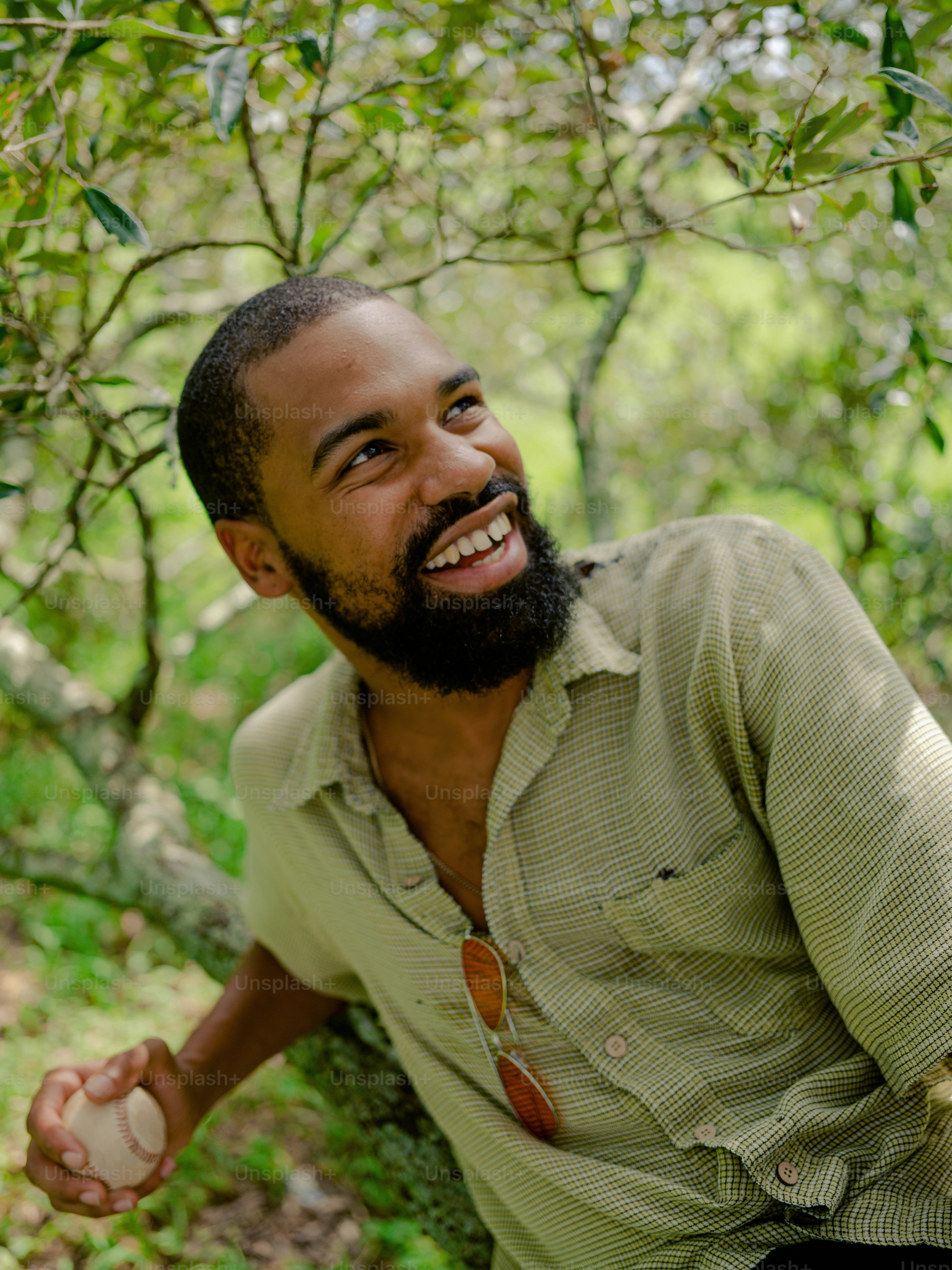 森の中に座っているひげを生やした男