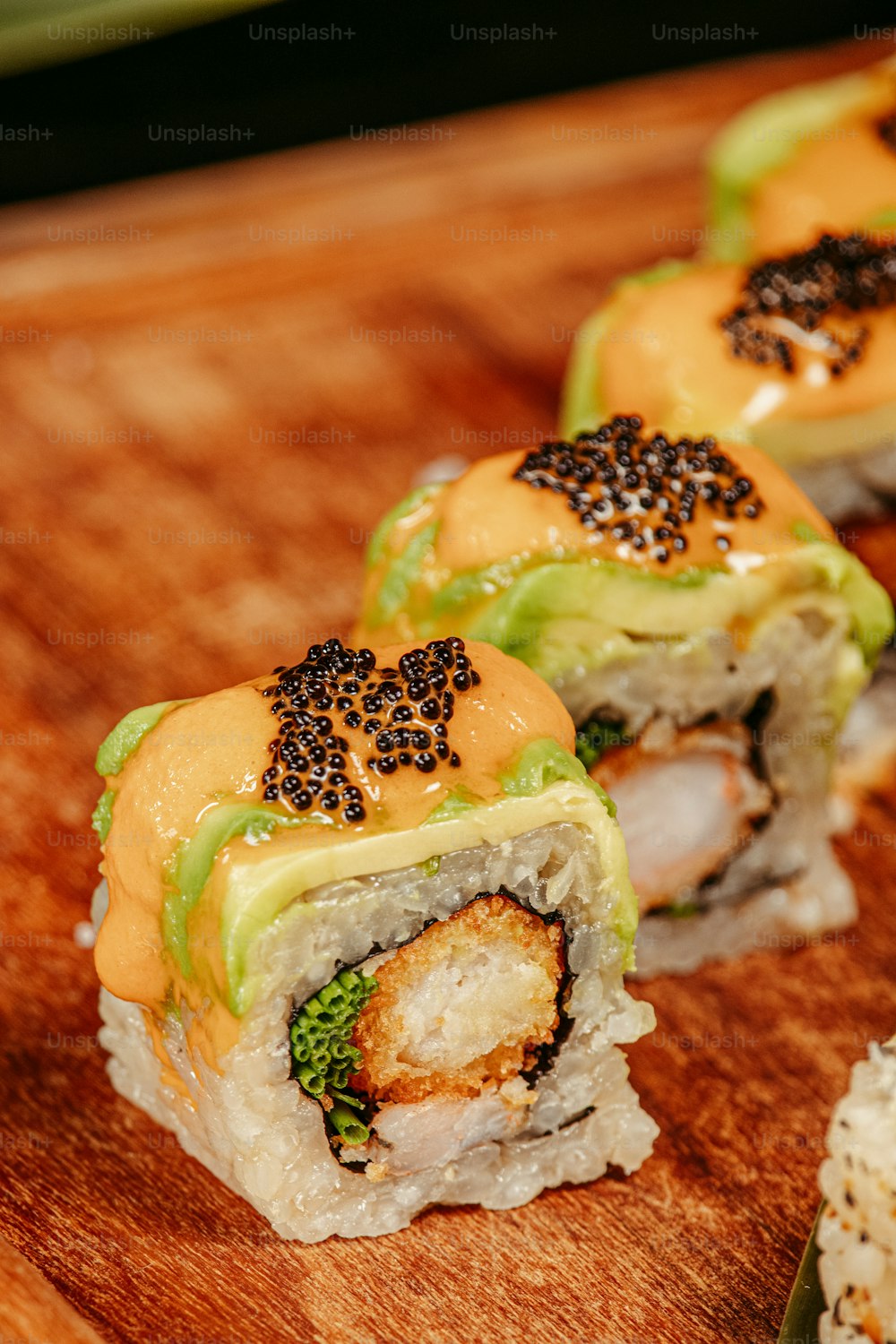 um close up de sushi em uma tábua de corte
