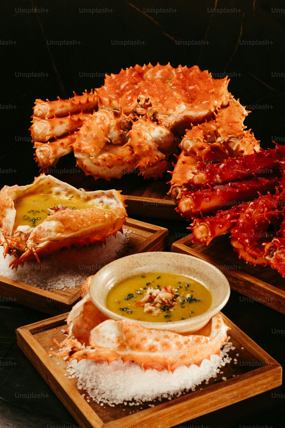 Una mesa cubierta con platos de comida cubiertos con patas de cangrejo