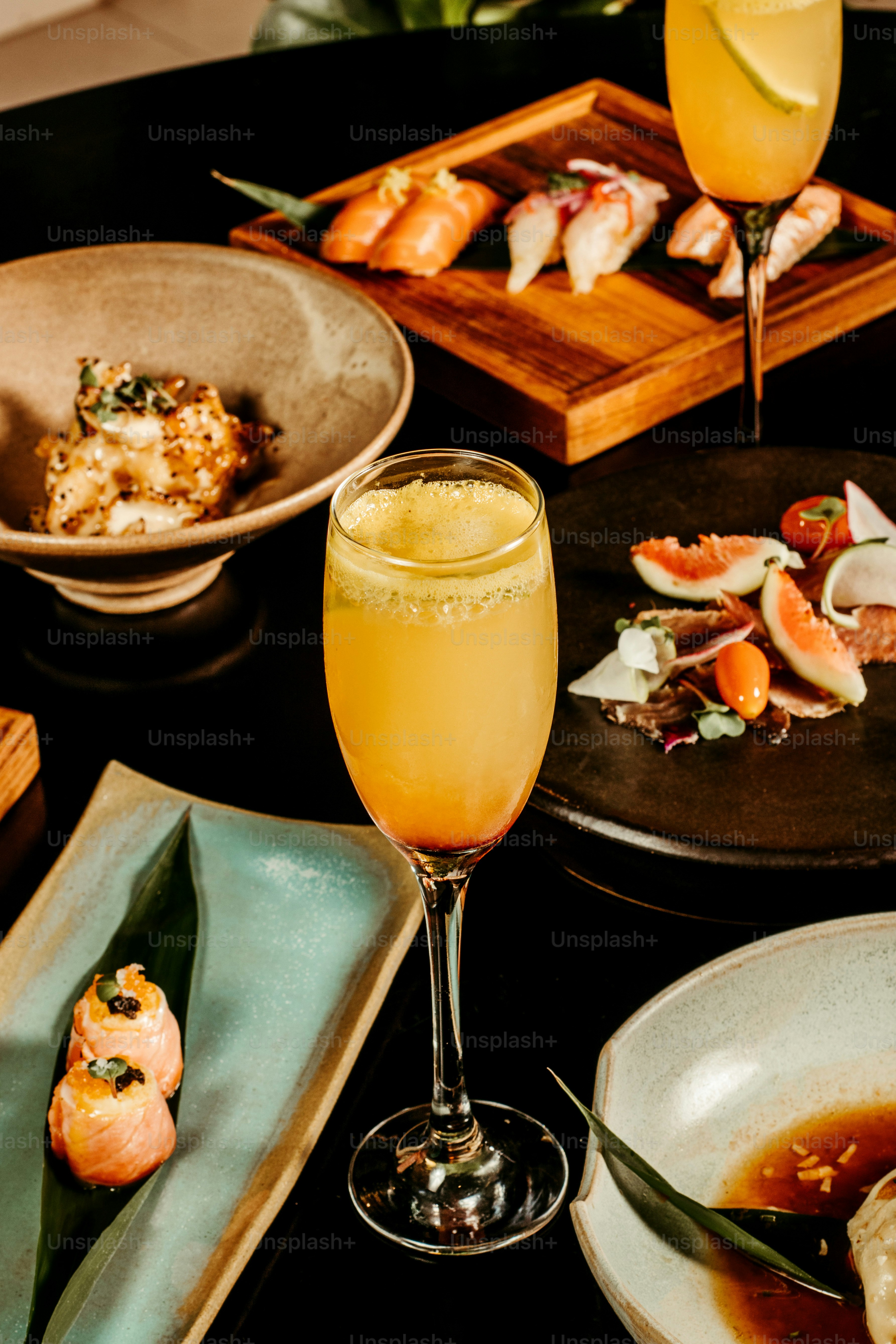 una mesa cubierta con platos de comida y bebidas