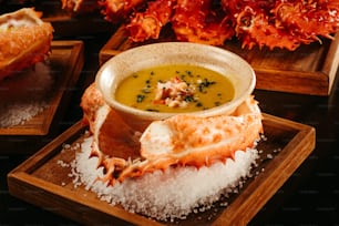 una ciotola di zuppa su un vassoio di legno