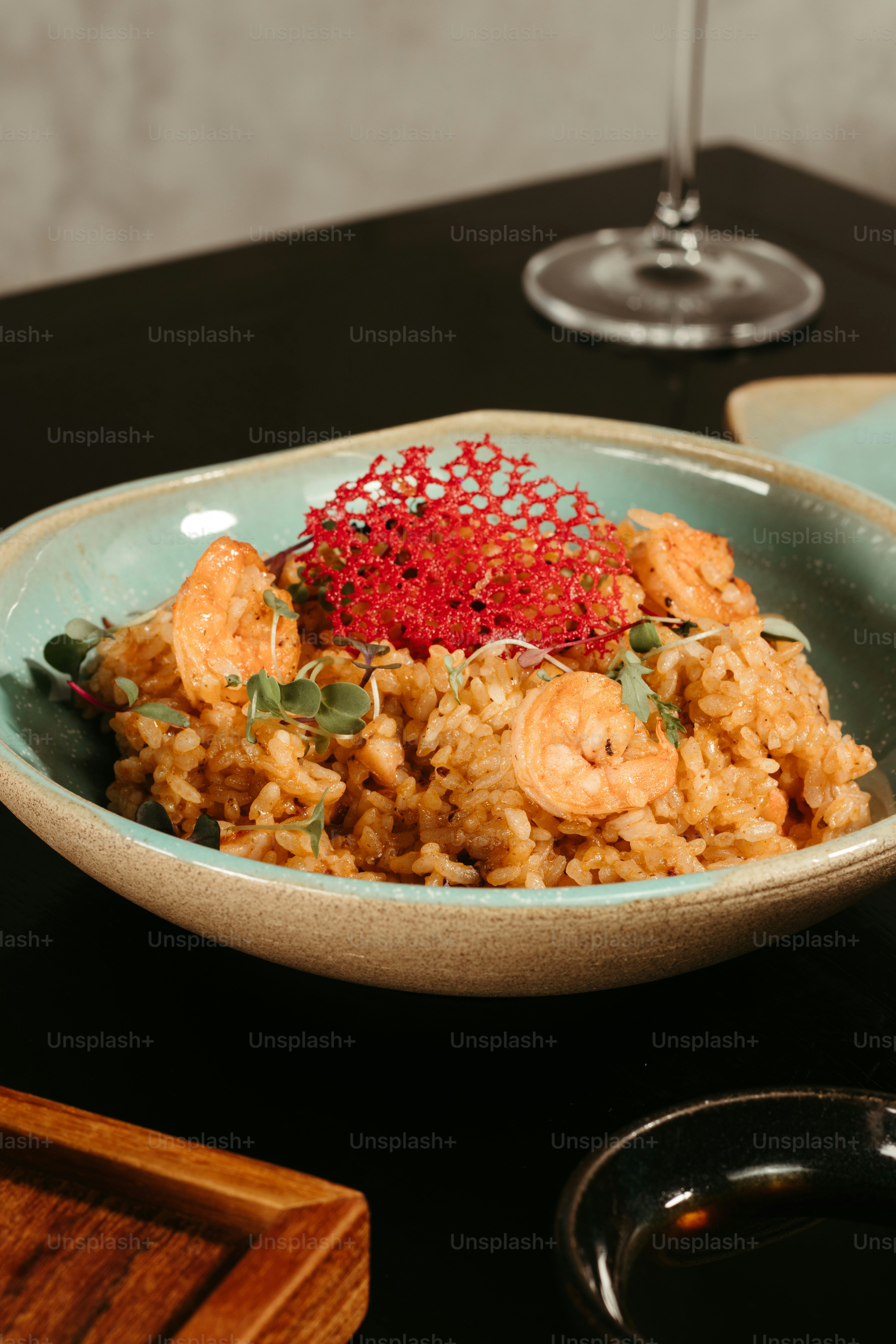 un tazón de comida con camarones y arroz