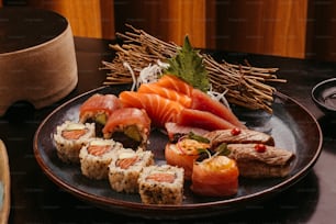 un piatto di sushi e bacchette su un tavolo