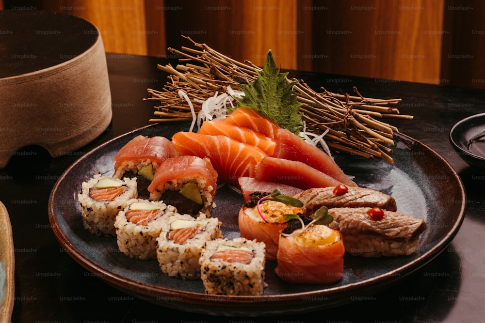 um prato de sushi e pauzinhos sobre uma mesa