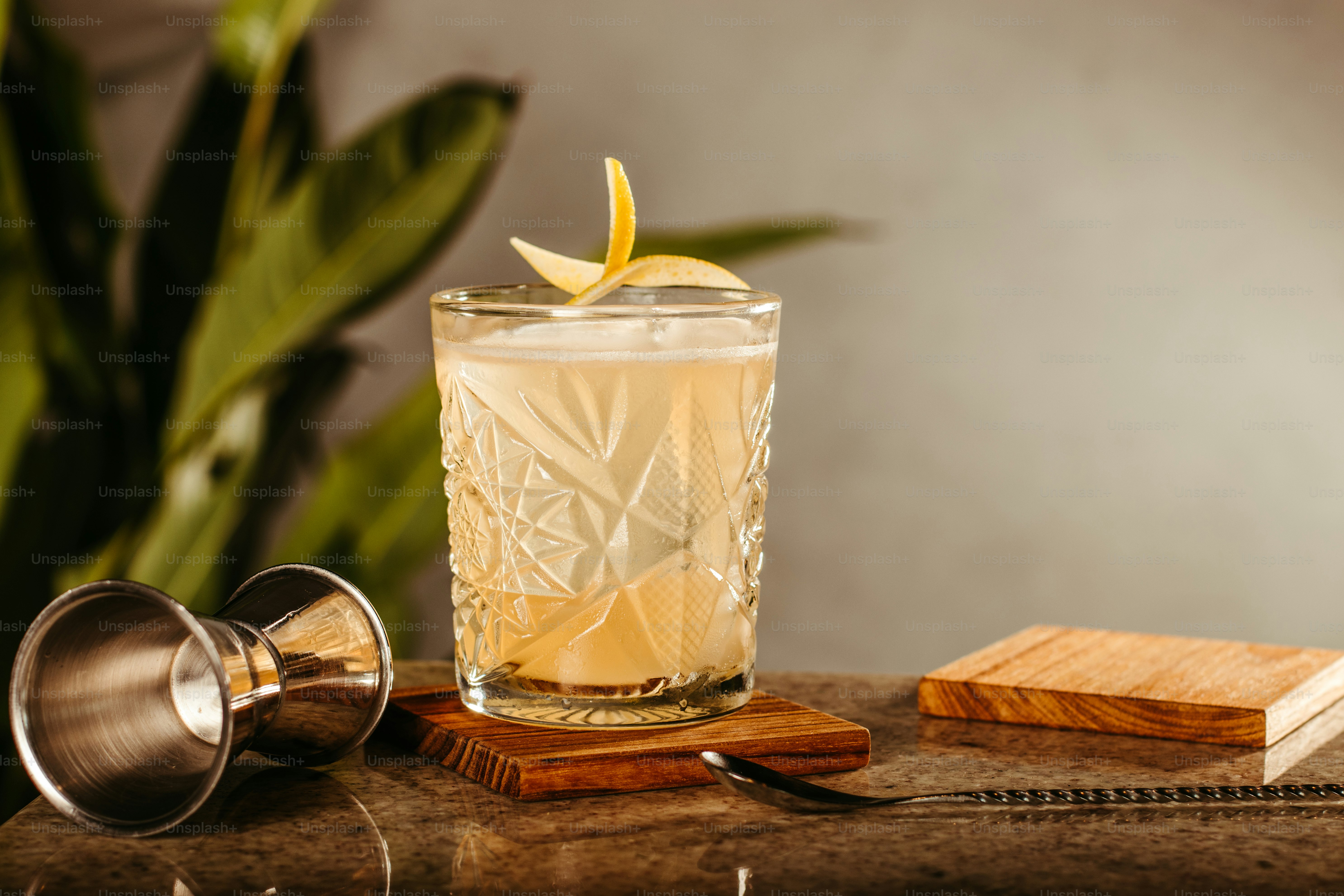 gelas dengan irisan lemon di atasnya