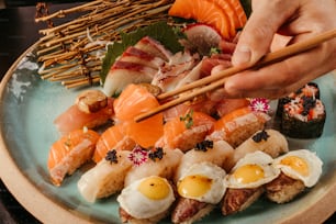 un piatto di sushi con le bacchette