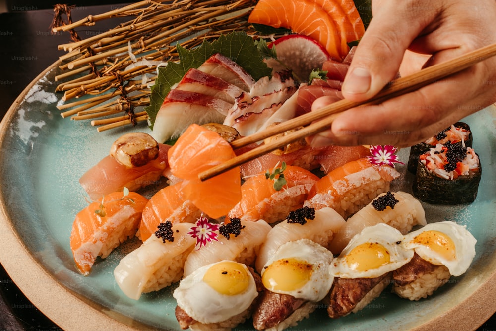 um prato de sushi com pauzinhos