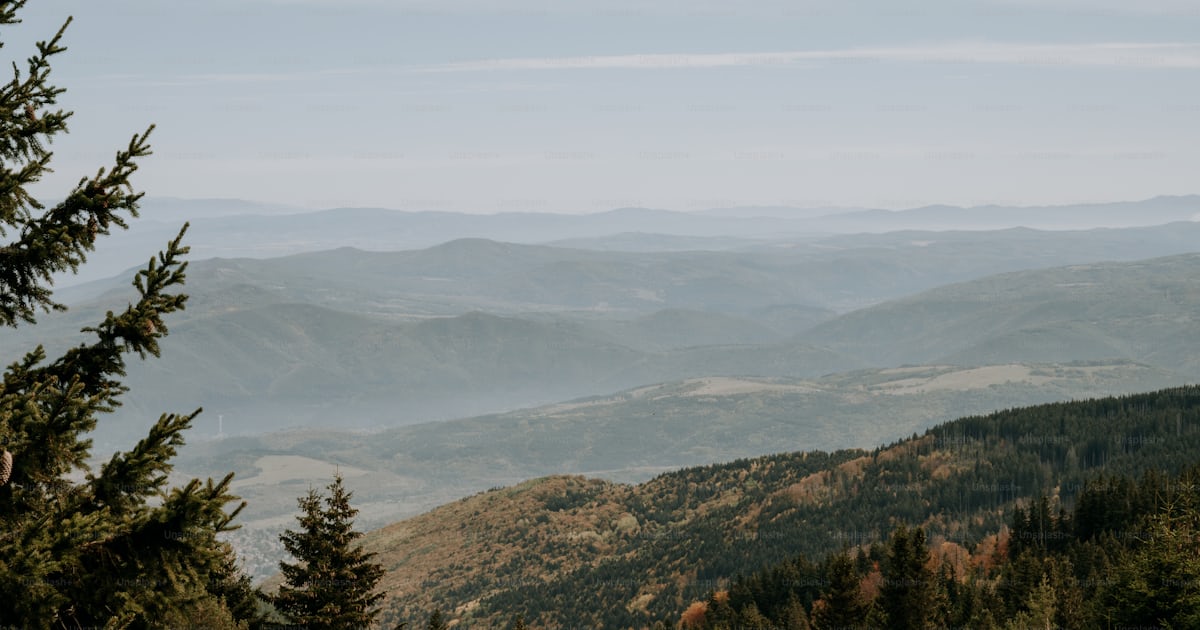 Foto zum Thema Blick auf eine Bergkette aus der Ferne Bild zu