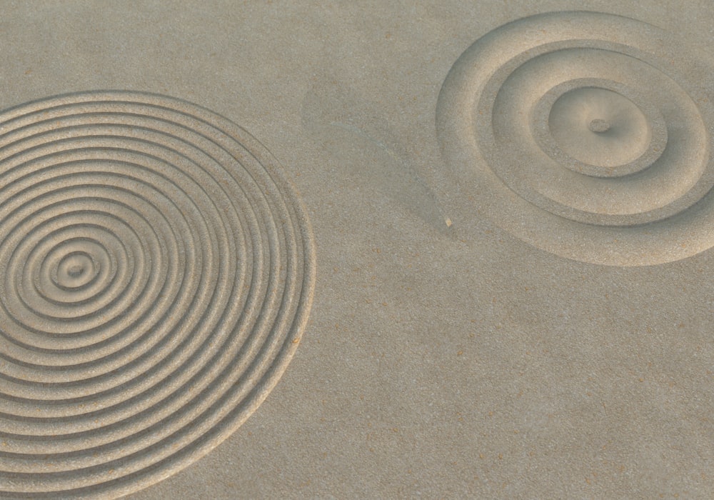 らせん状のデザインが施された砂の写真