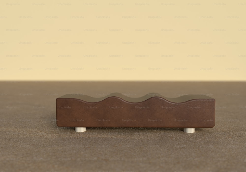 un petit objet en bois posé sur une table