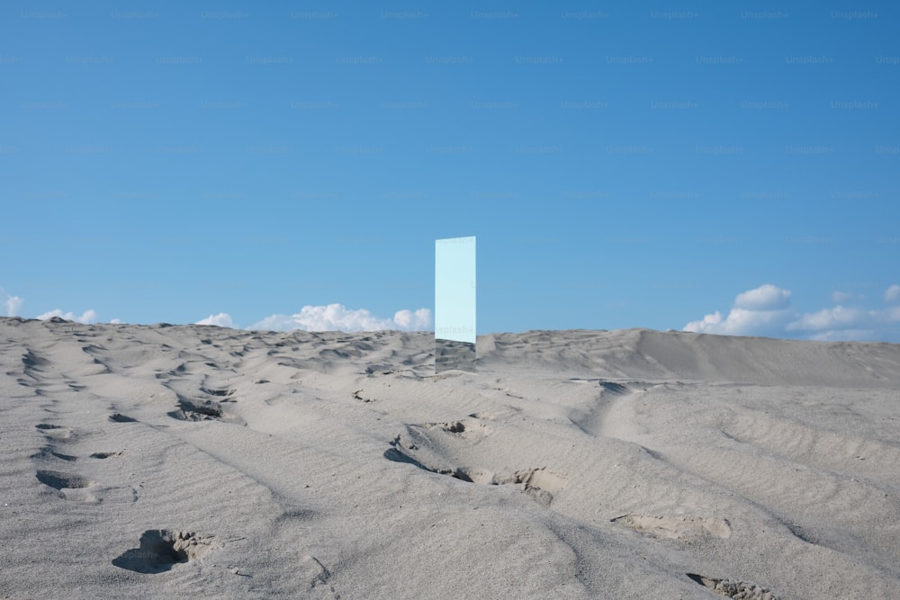 Un carré bleu au milieu d’un désert