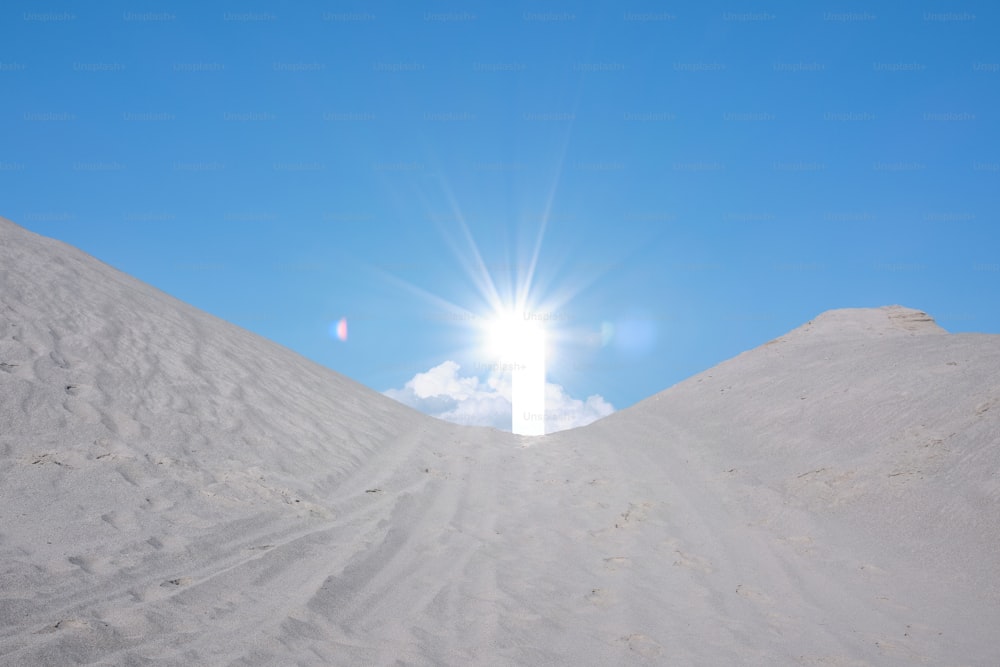 O sol brilha sobre as dunas de areia