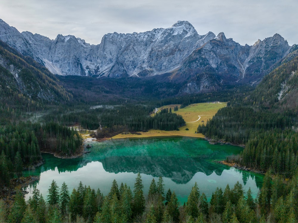 um grande lago cercado por montanhas e árvores