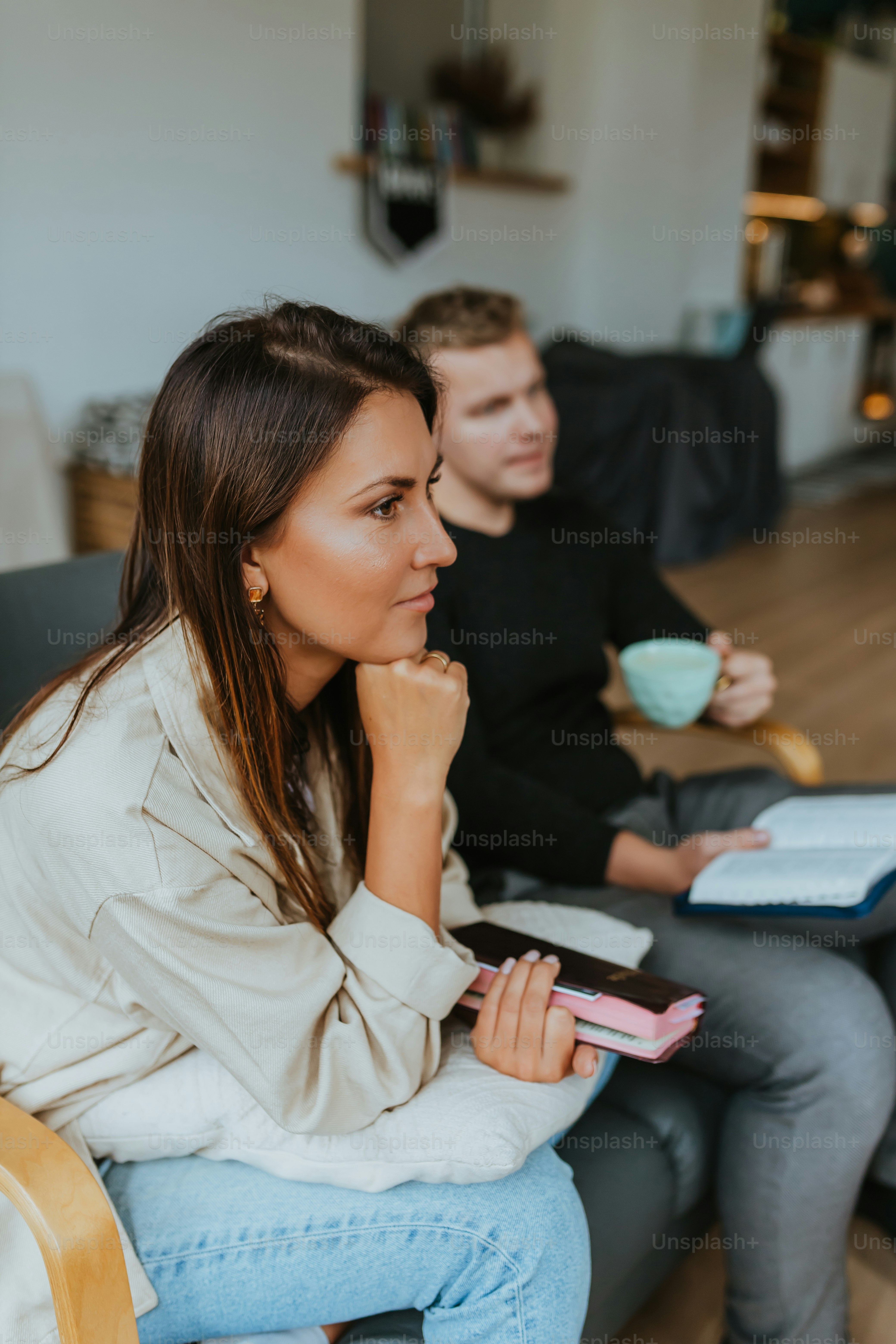 uma mulher olhando para um telefone