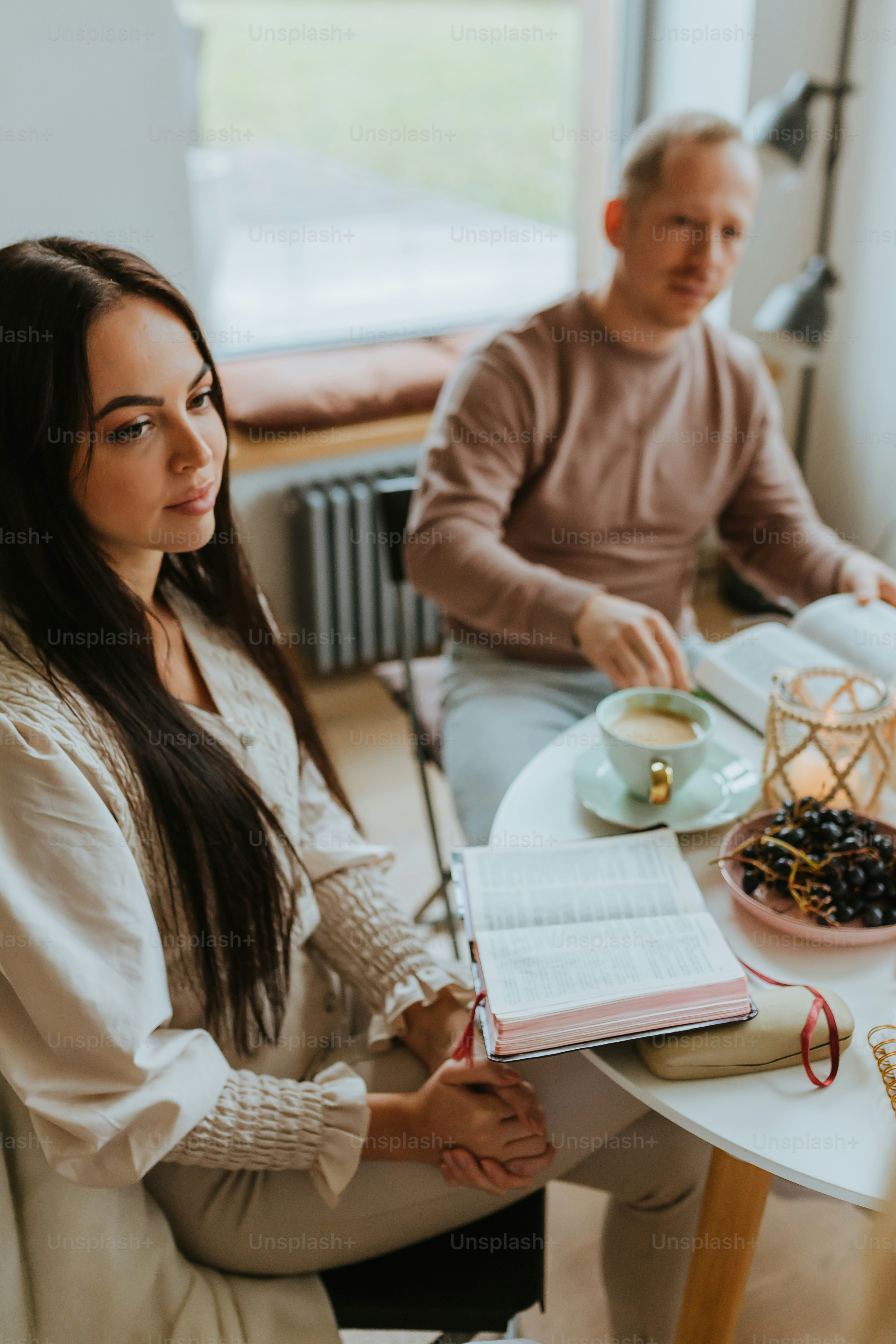 um homem e uma mulher sentados a uma mesa