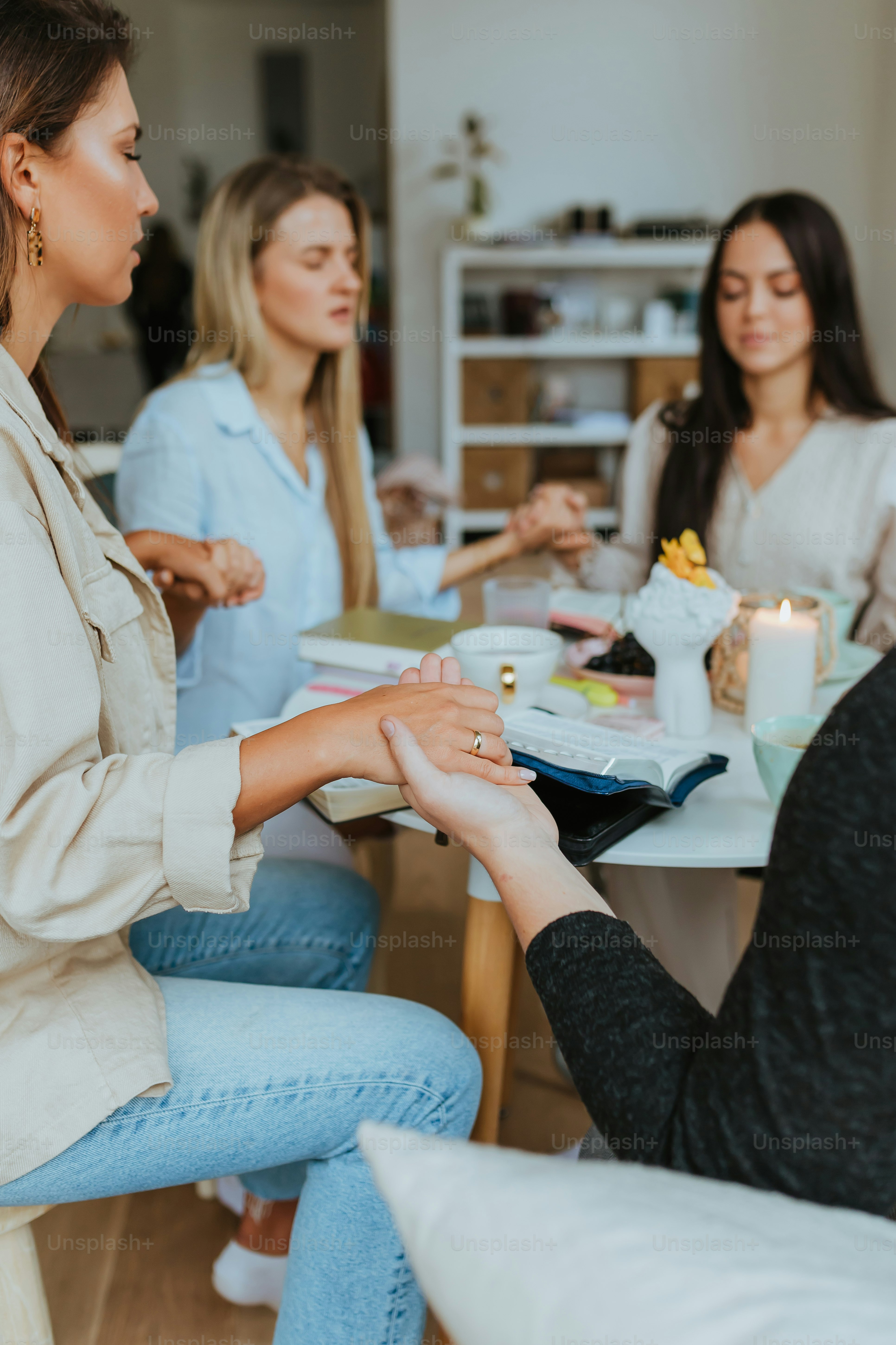 un gruppo di donne in una discussione