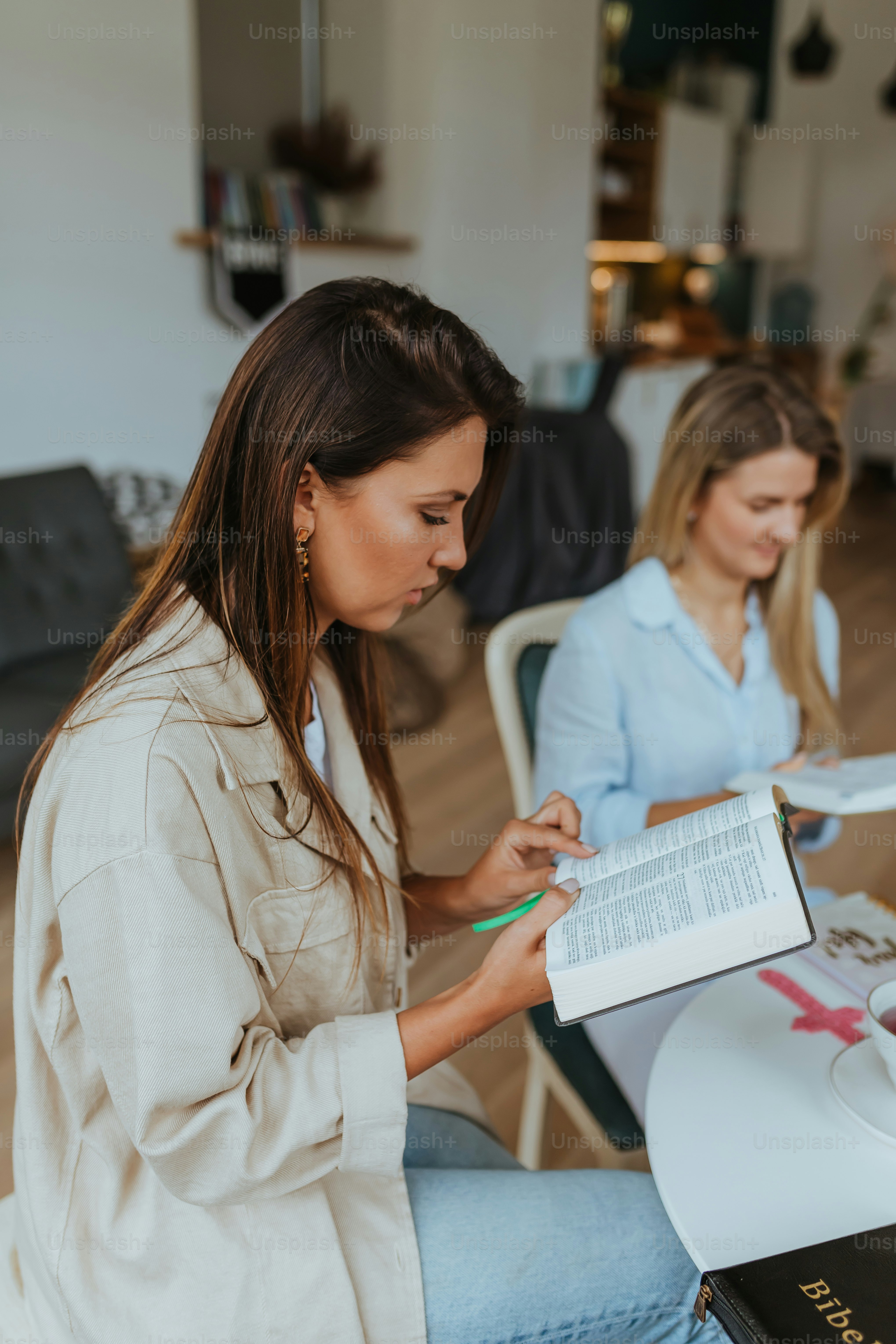 紙の上で女性に何かを見せる女性