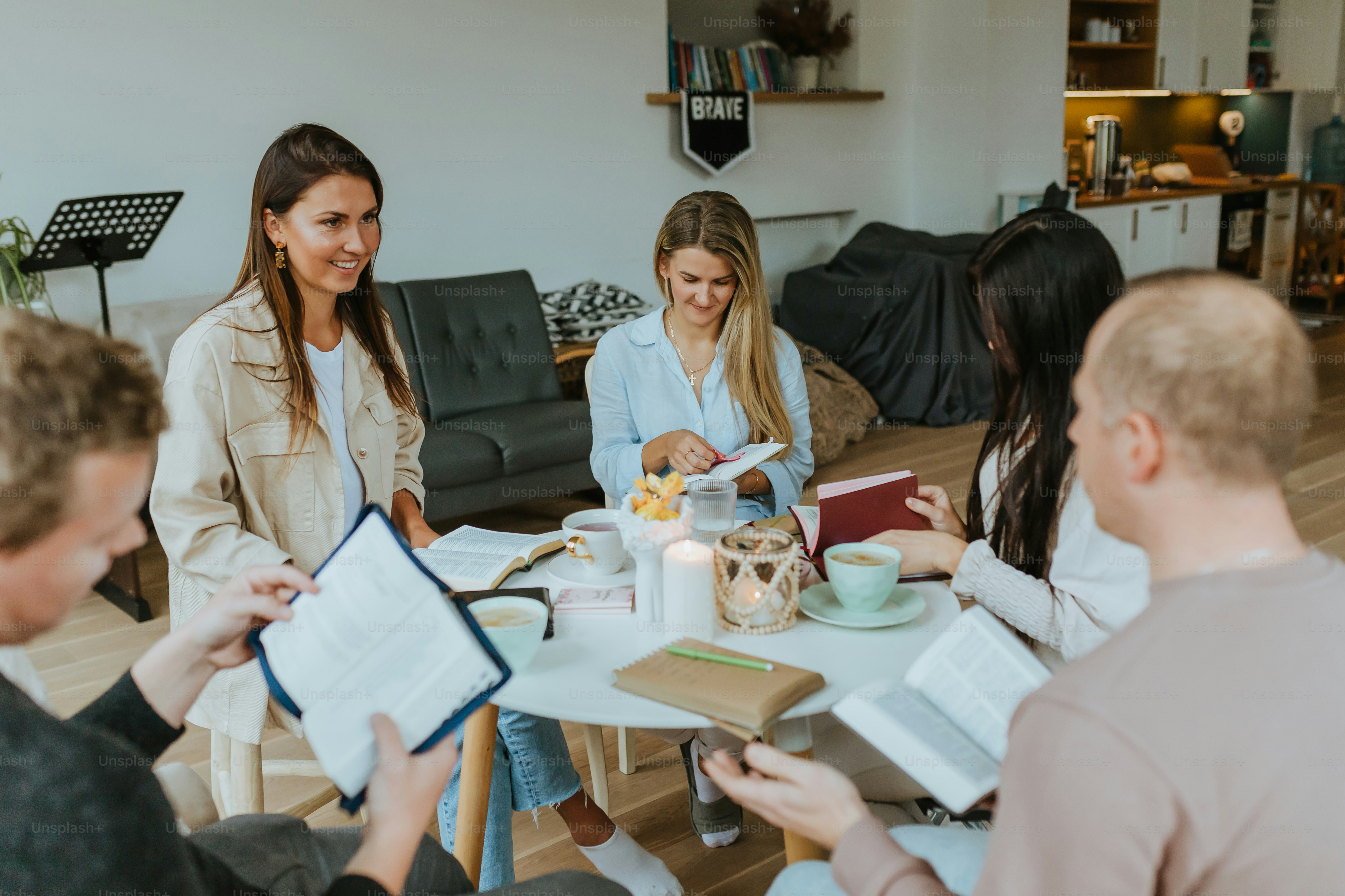 Un grupo de personas sentadas alrededor de una mesa