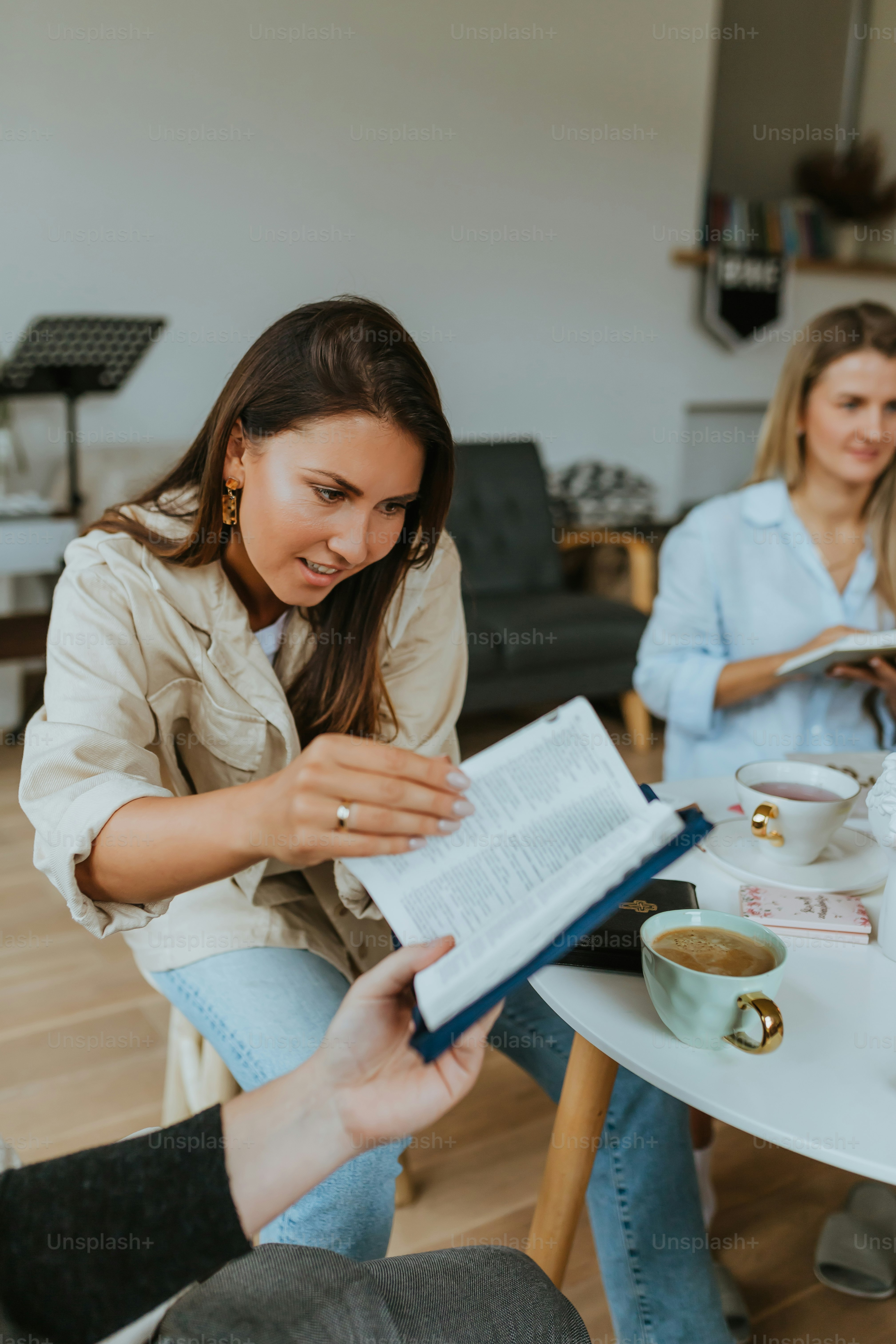 Eine Frau liest ein Buch