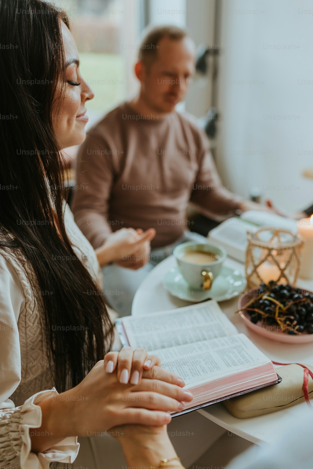 Un homme et une femme regardant un livre