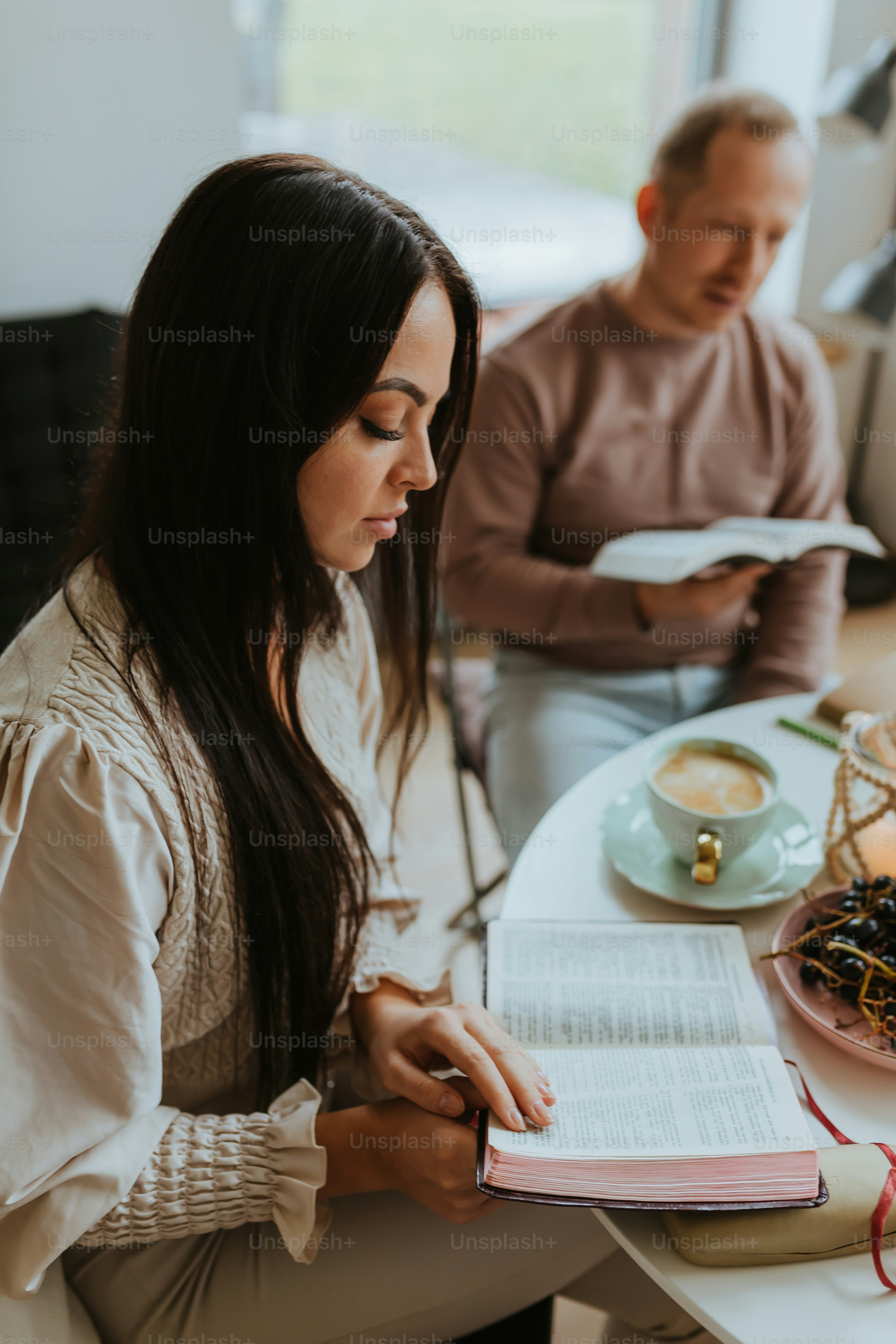 Eine Frau, die ein Buch betrachtet