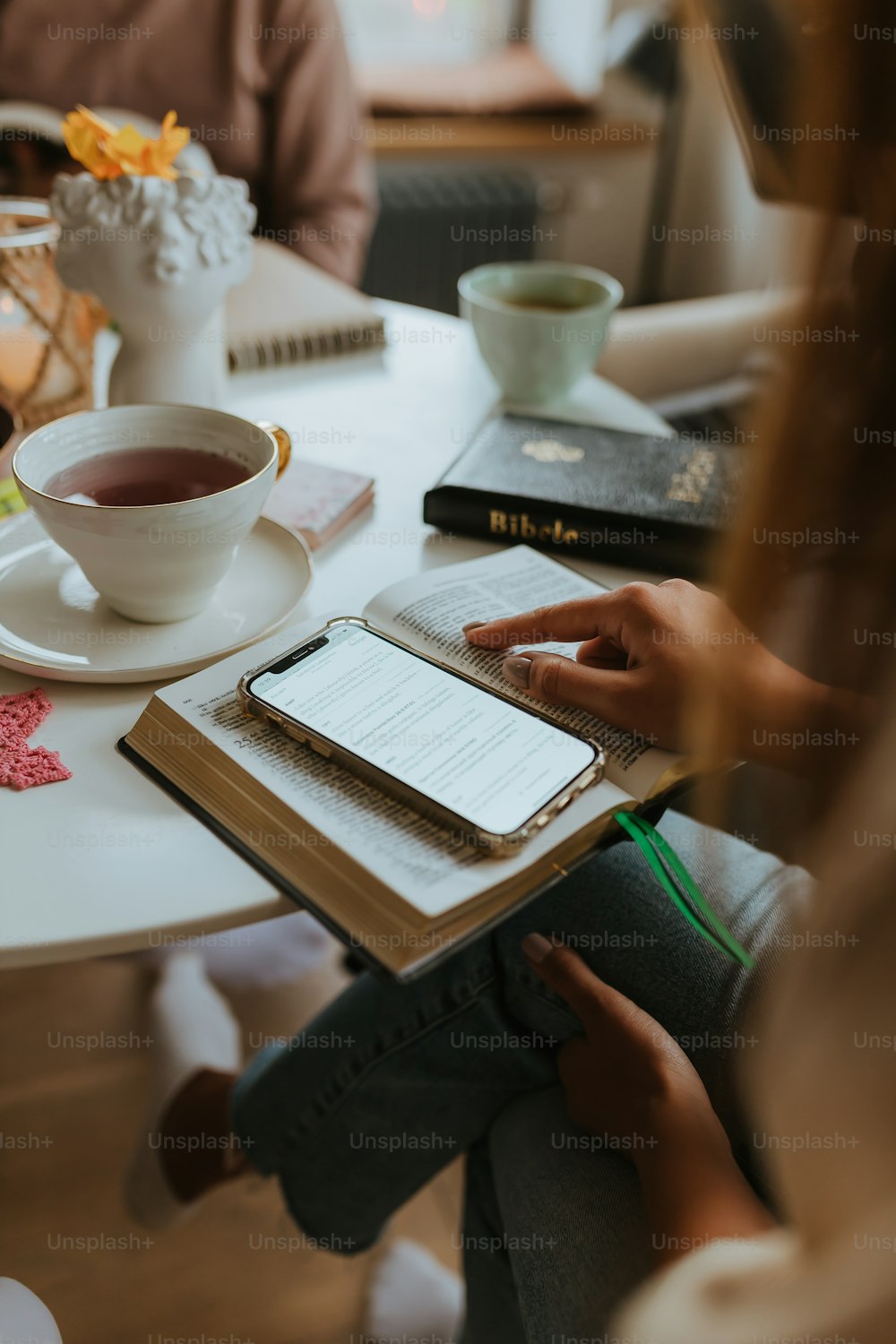 eine Person, die ein Buch hält