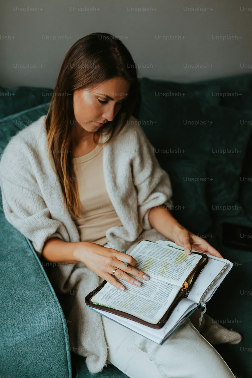 Una mujer leyendo un libro