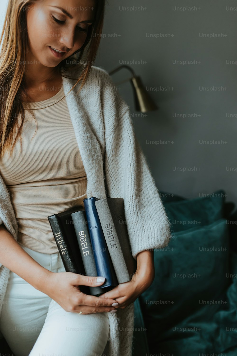 Una mujer sosteniendo un libro