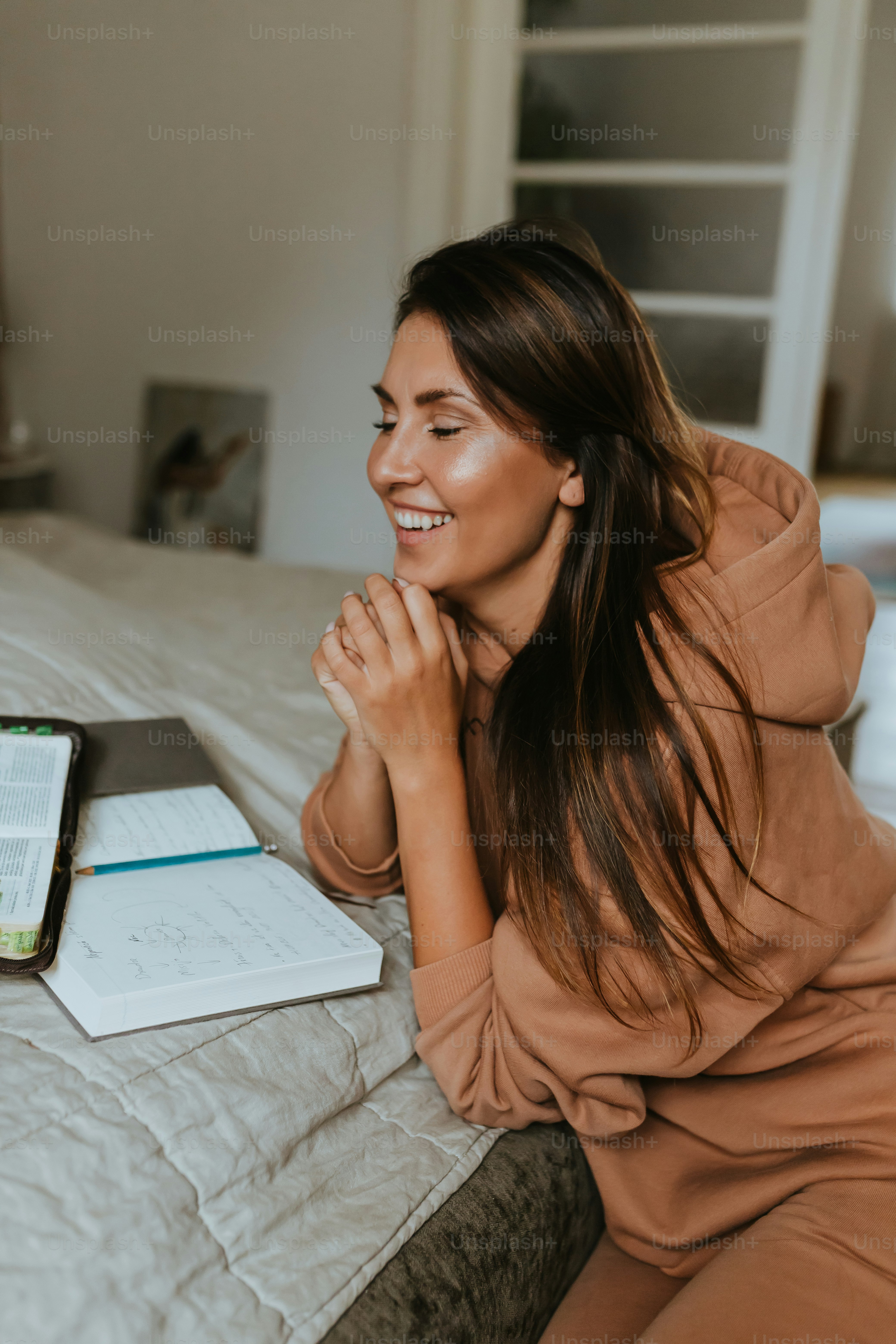 Una mujer sentada en una cama