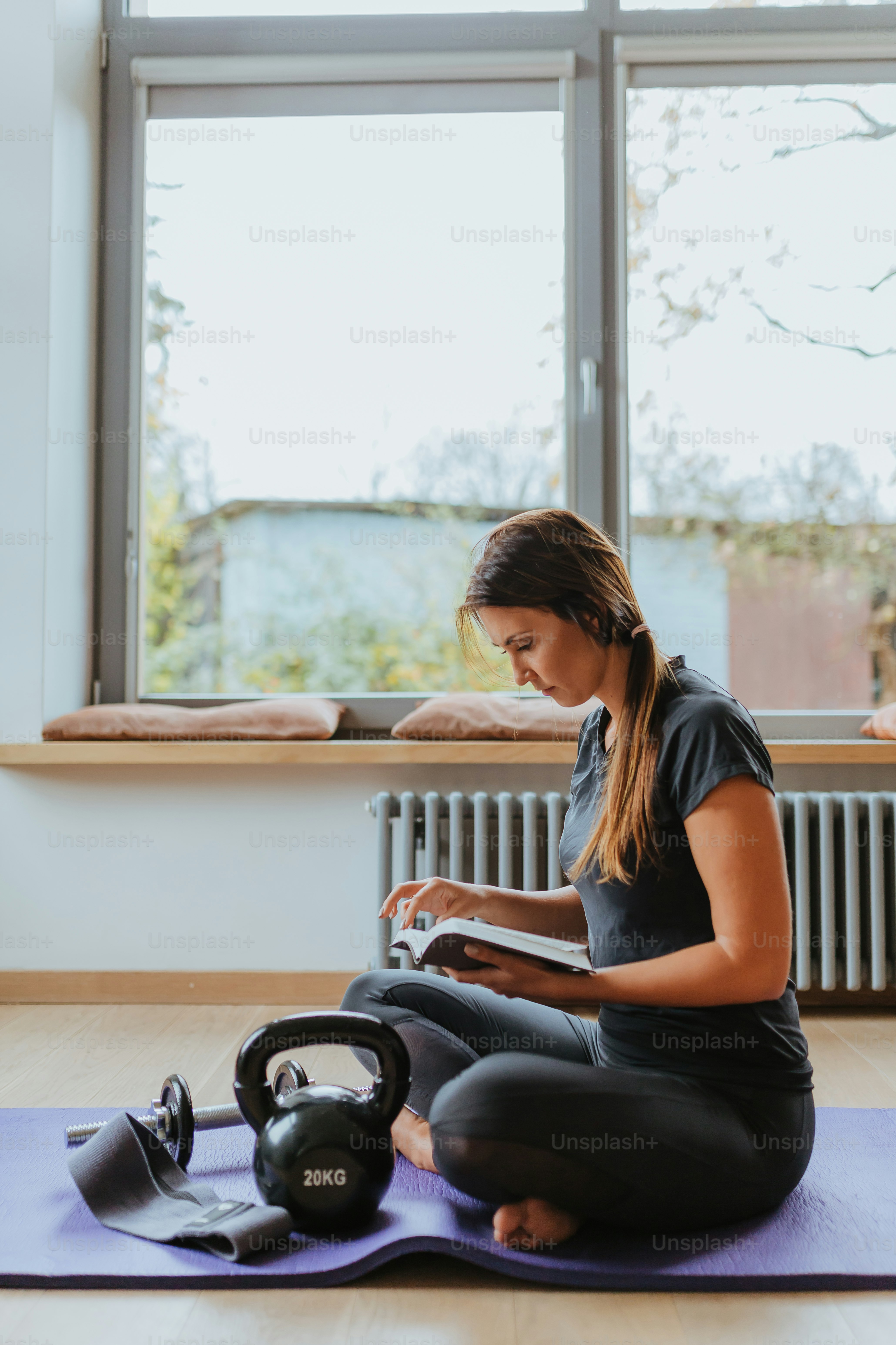 Une femme assise sur un tapis de yoga