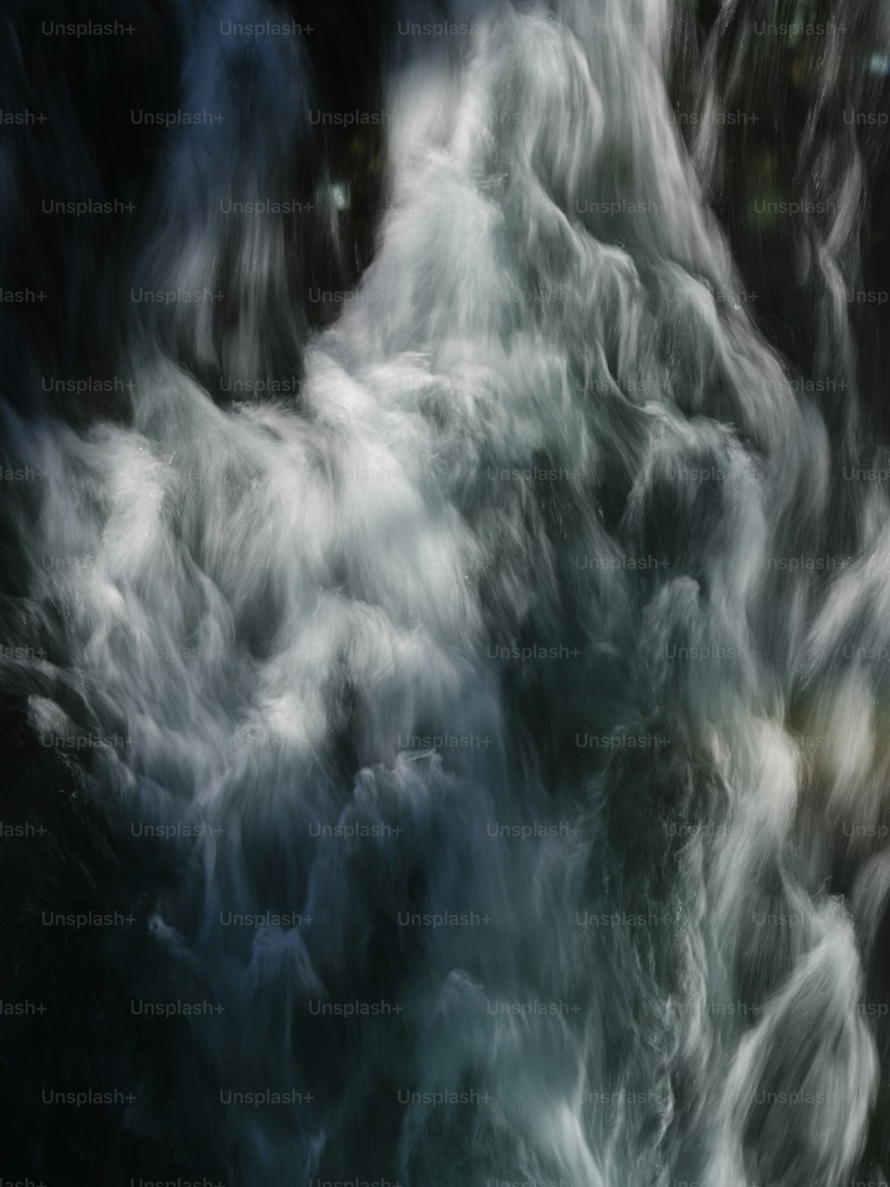 Una foto sfocata di un flusso d'acqua