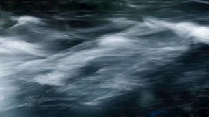 물과 구름의 흑백 사진