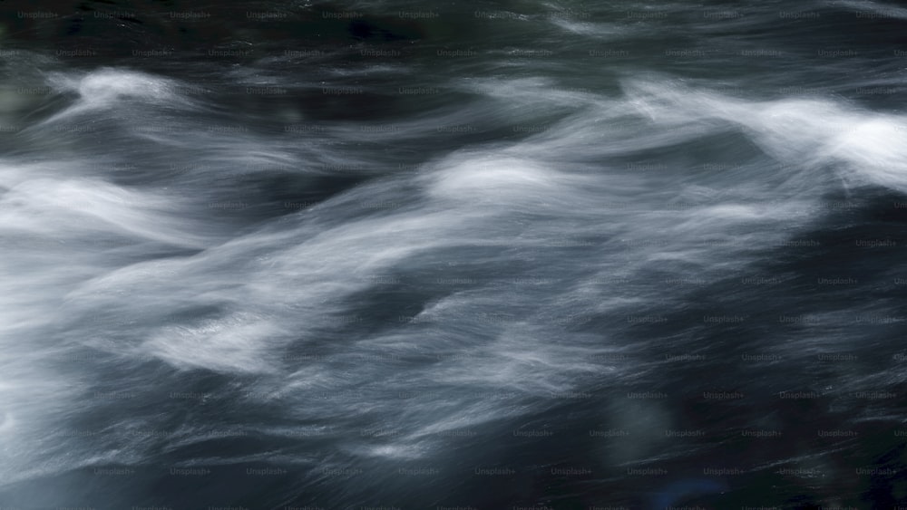 Une photo en noir et blanc de l’eau et des nuages