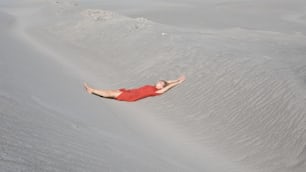 한 남자가 모래 위에 누워 있다