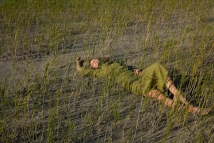 um homem deitado em um campo de grama alta