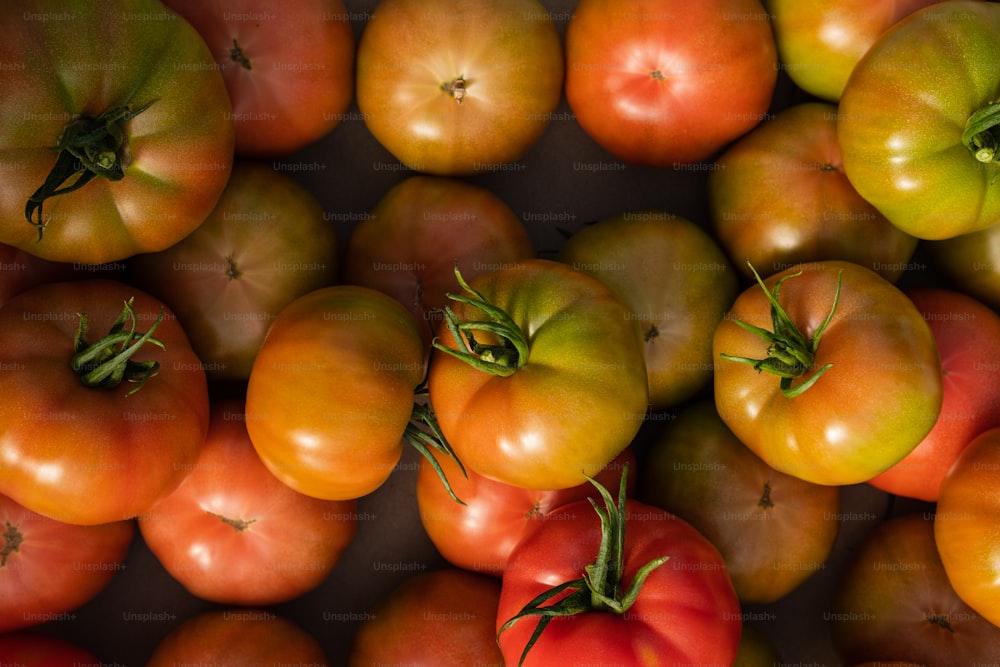 Un montón de tomates sentados uno encima del otro