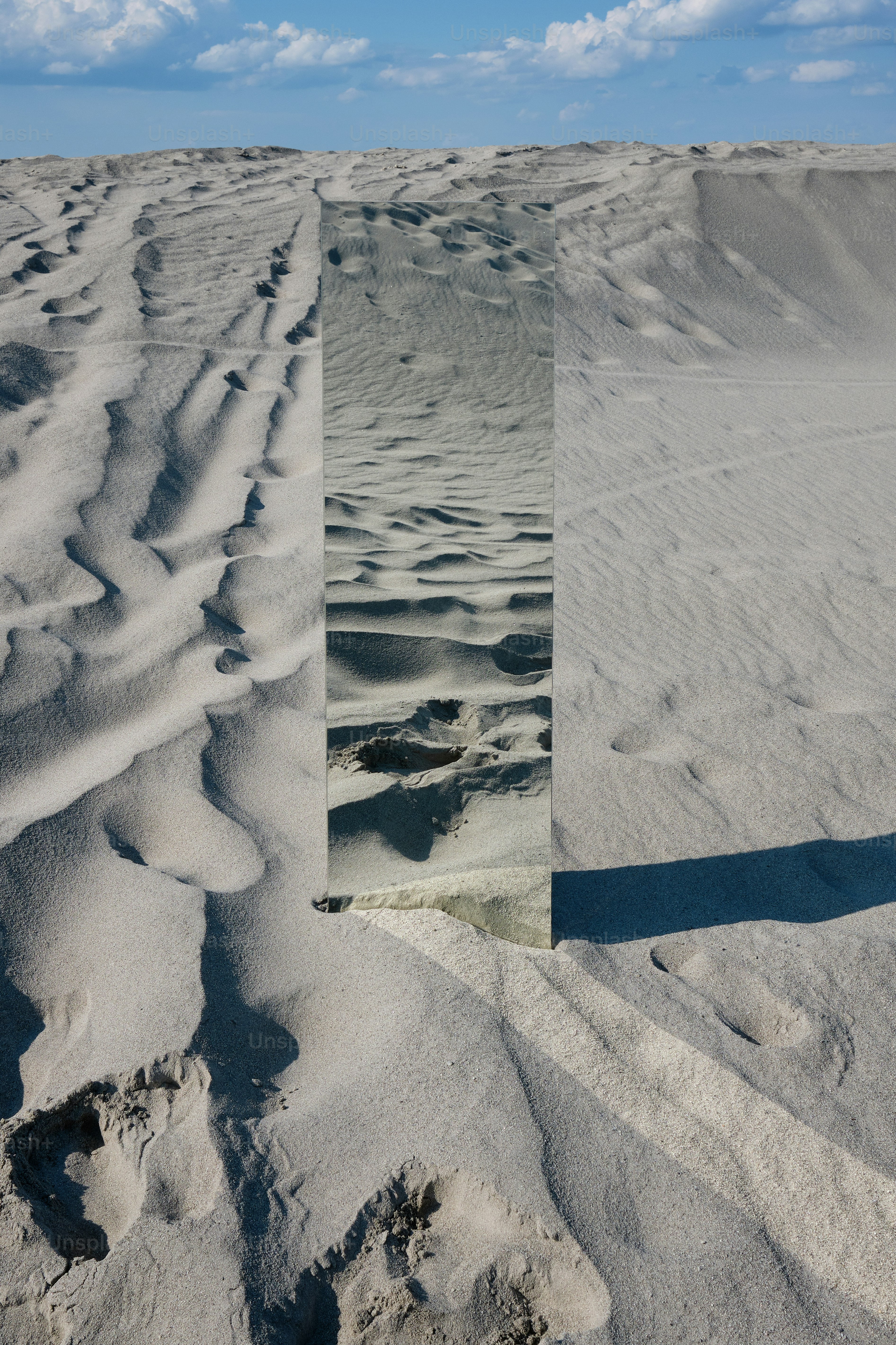 uma foto dividida de uma praia de areia com um céu azul no fundo