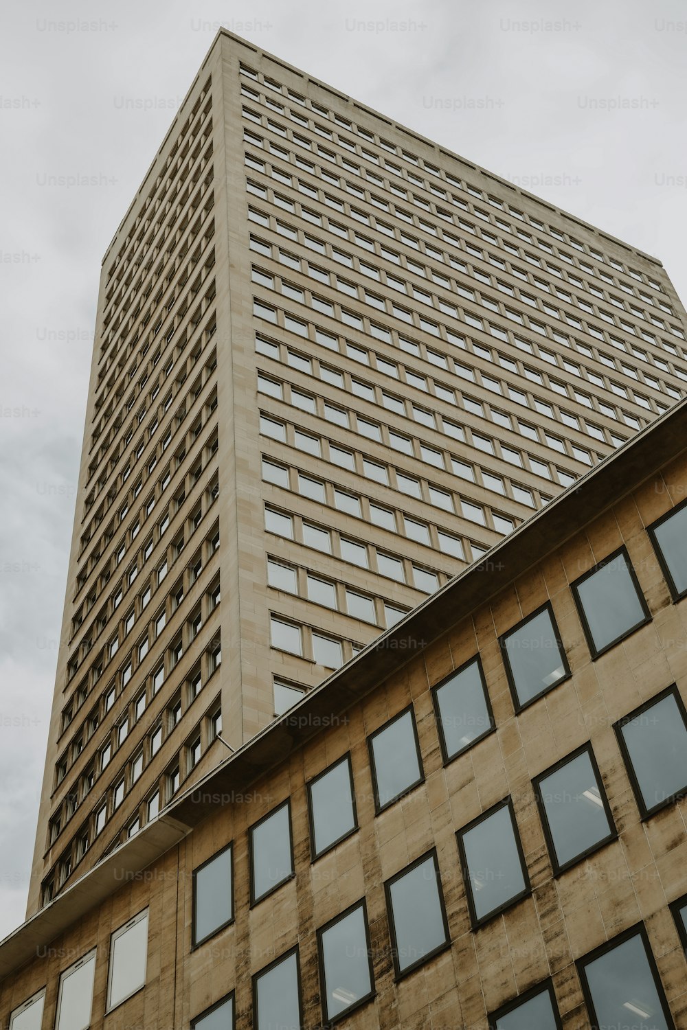 Un edificio muy alto con muchas ventanas