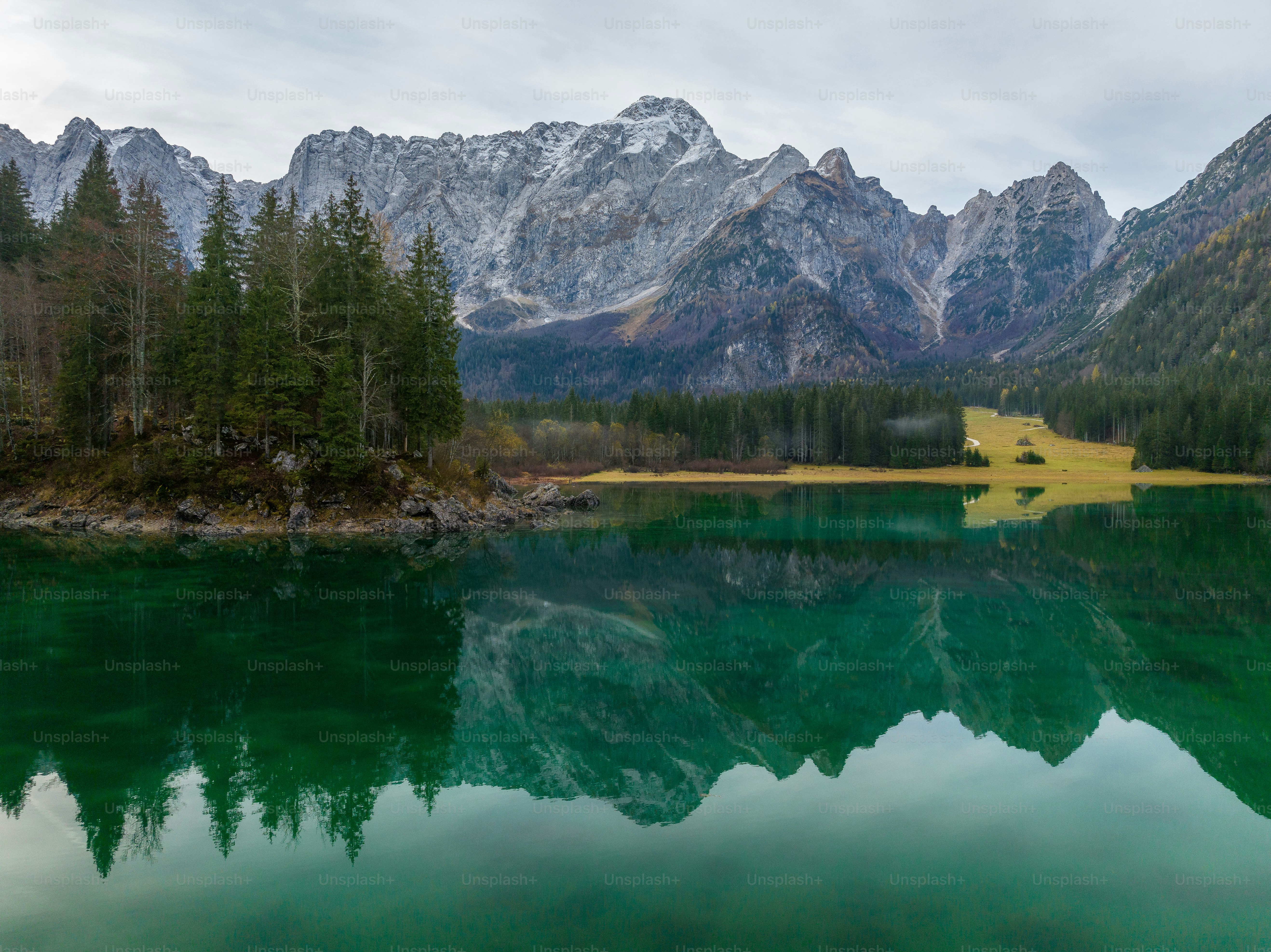 une chaîne de montagnes se reflète dans un lac