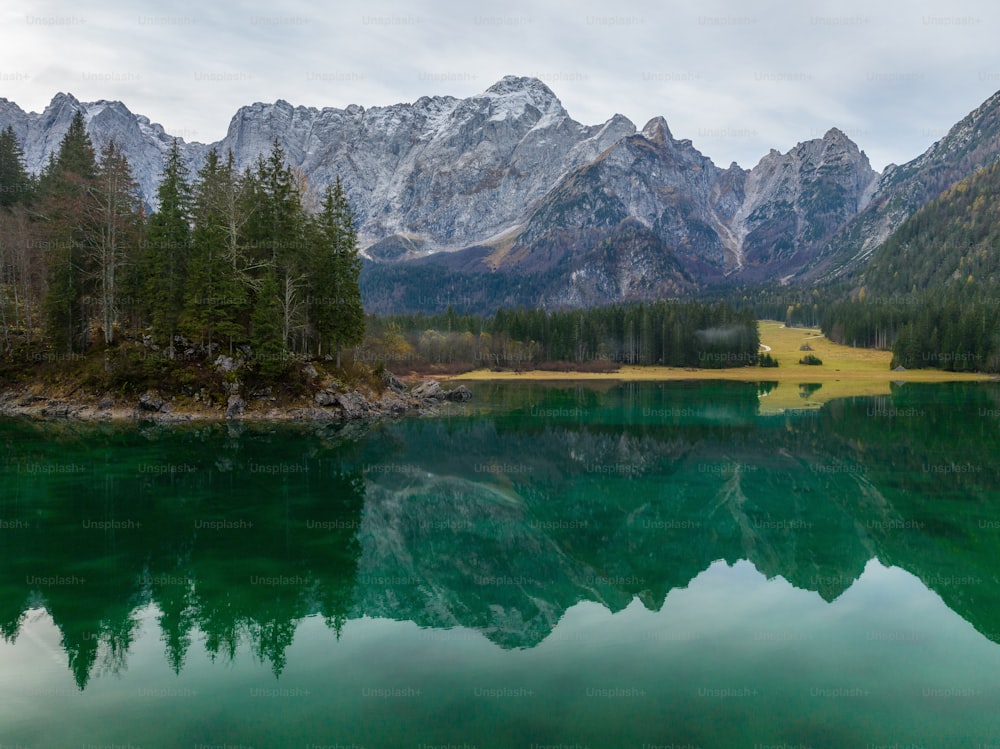 une chaîne de montagnes se reflète dans un lac
