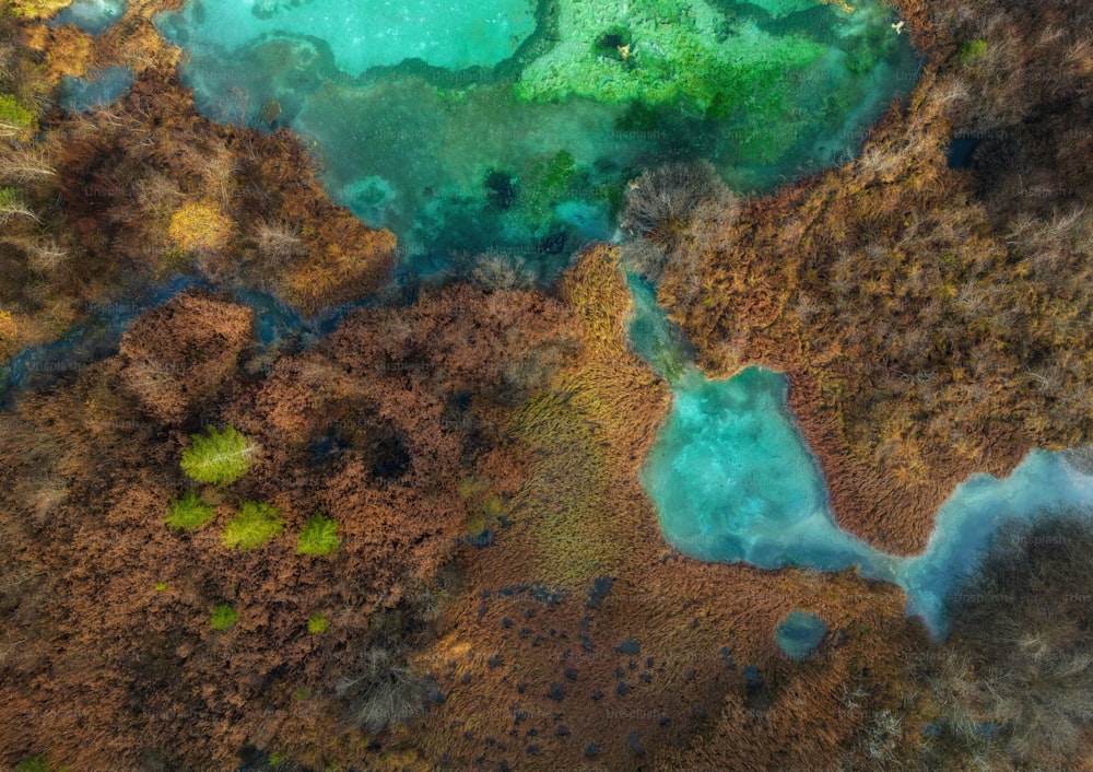 une vue aérienne d’un plan d’eau entouré de terre